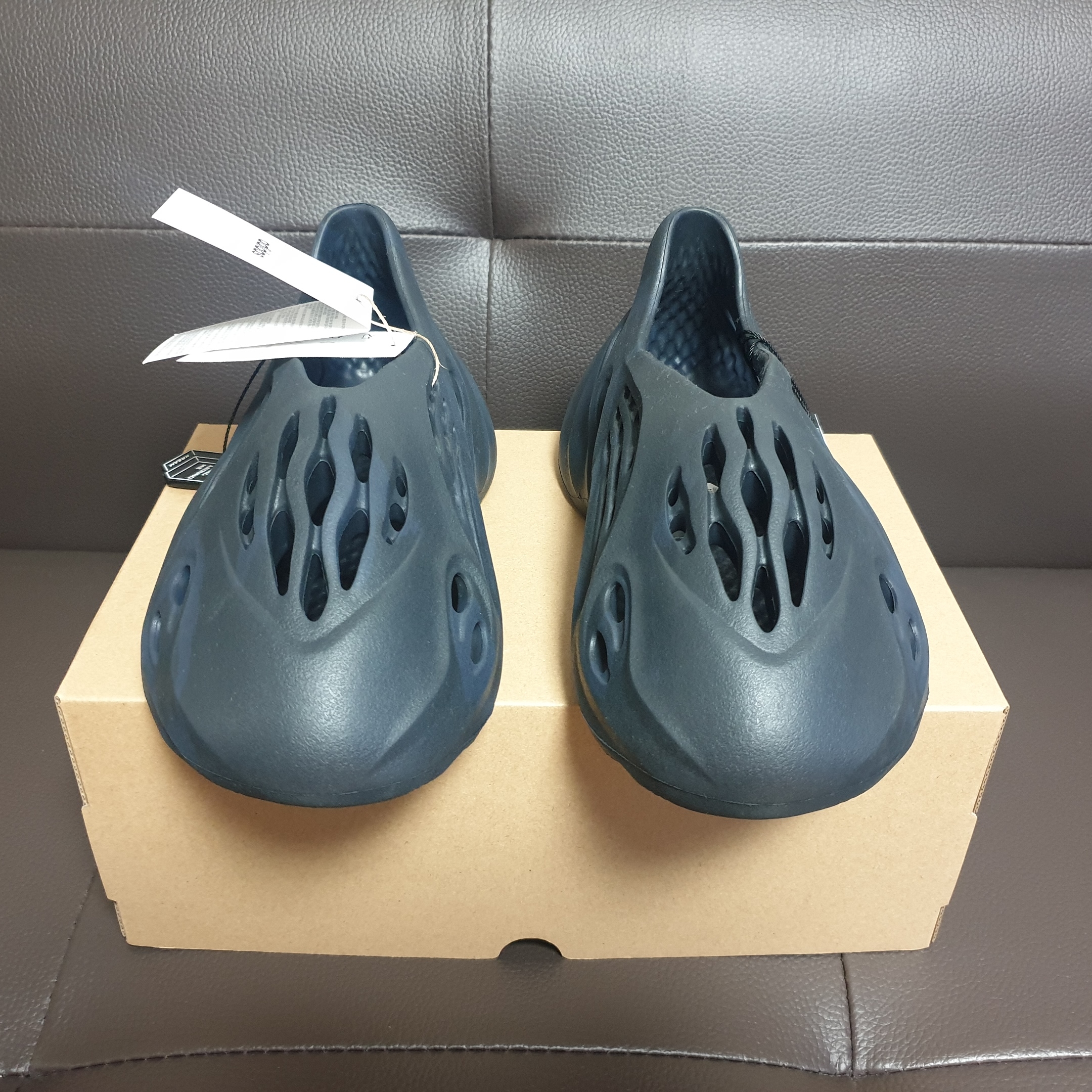 Adidas Yeezy Foam RNNR Mineral Blue 착용 스타일 - 5