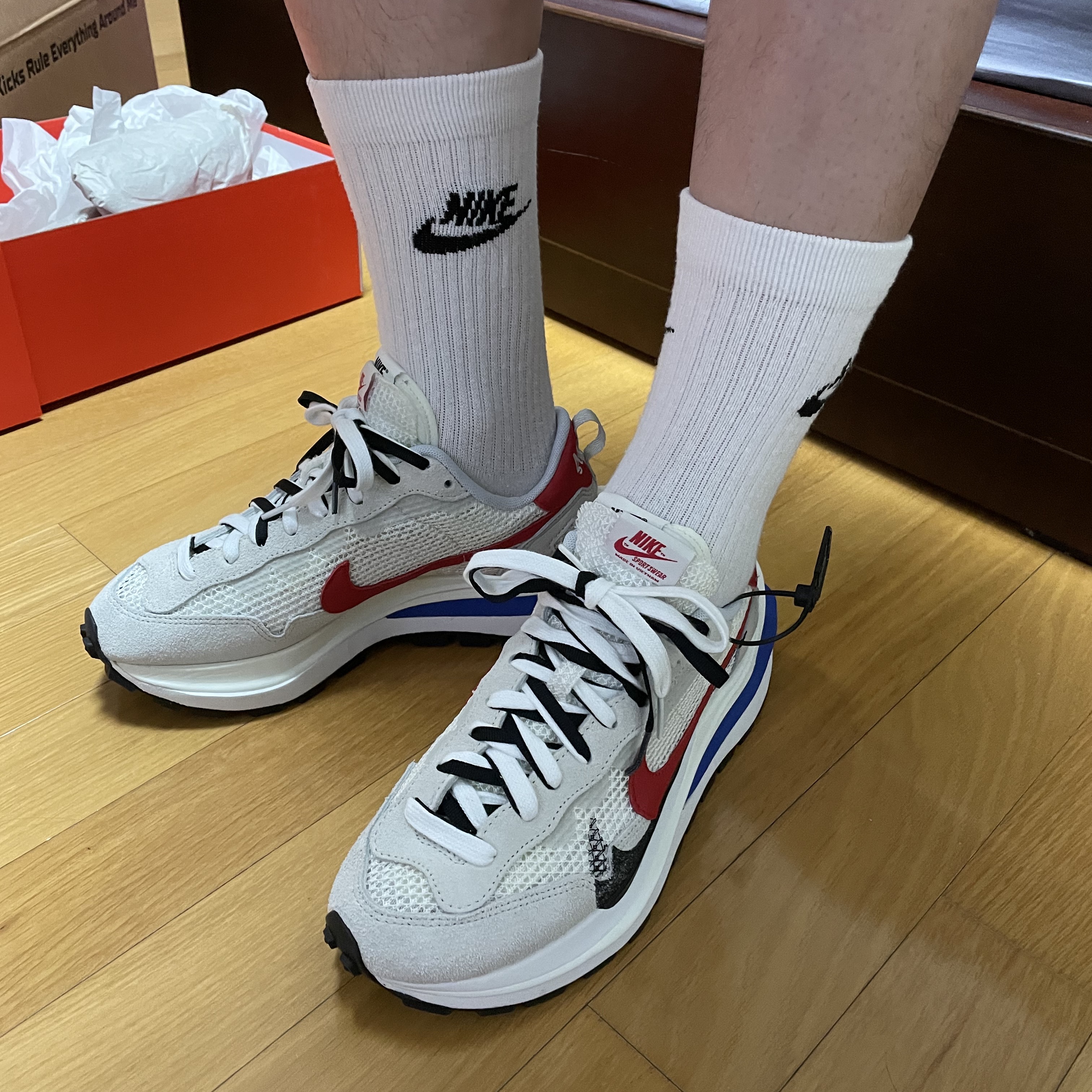 Nike x Sacai VaporWaffle Royal Fuchsia 착용 스타일 - 2