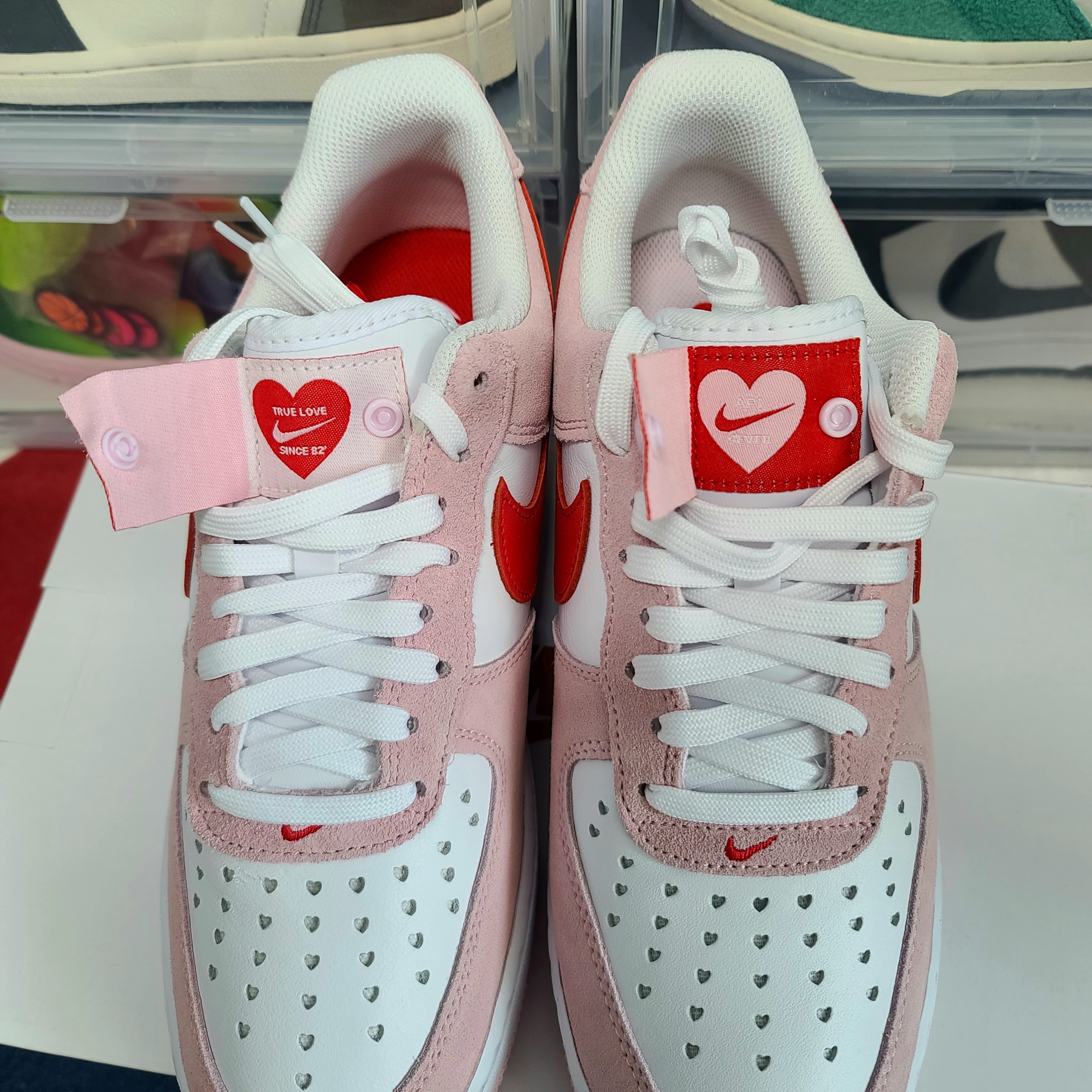 Nike Air Force 1 '07 QS Valentine's Day 착용 스타일 - 2