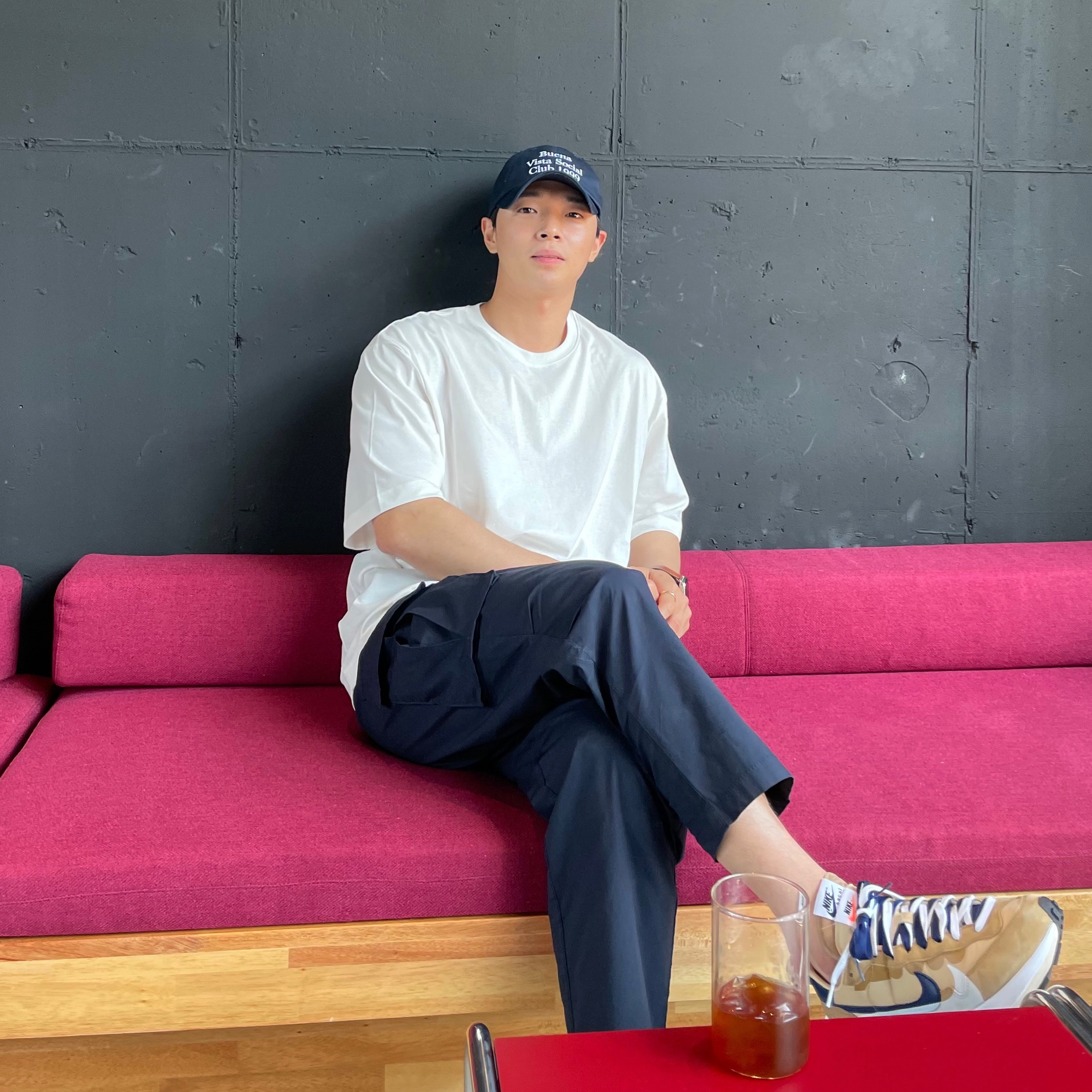 Nike x Sacai VaporWaffle Sesame and Blue Void 착용 스타일