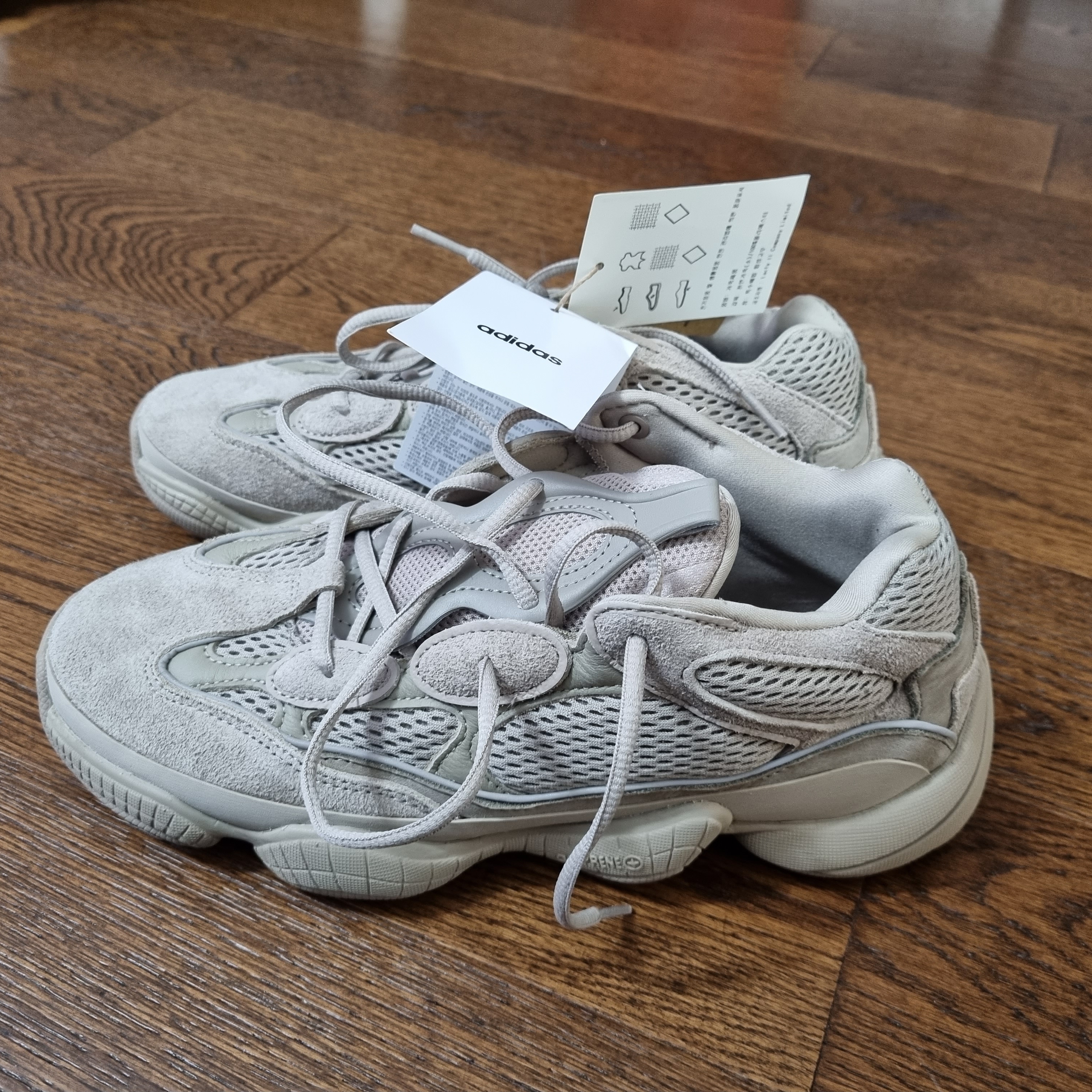 Adidas Yeezy 500 Taupe Light 착용 스타일