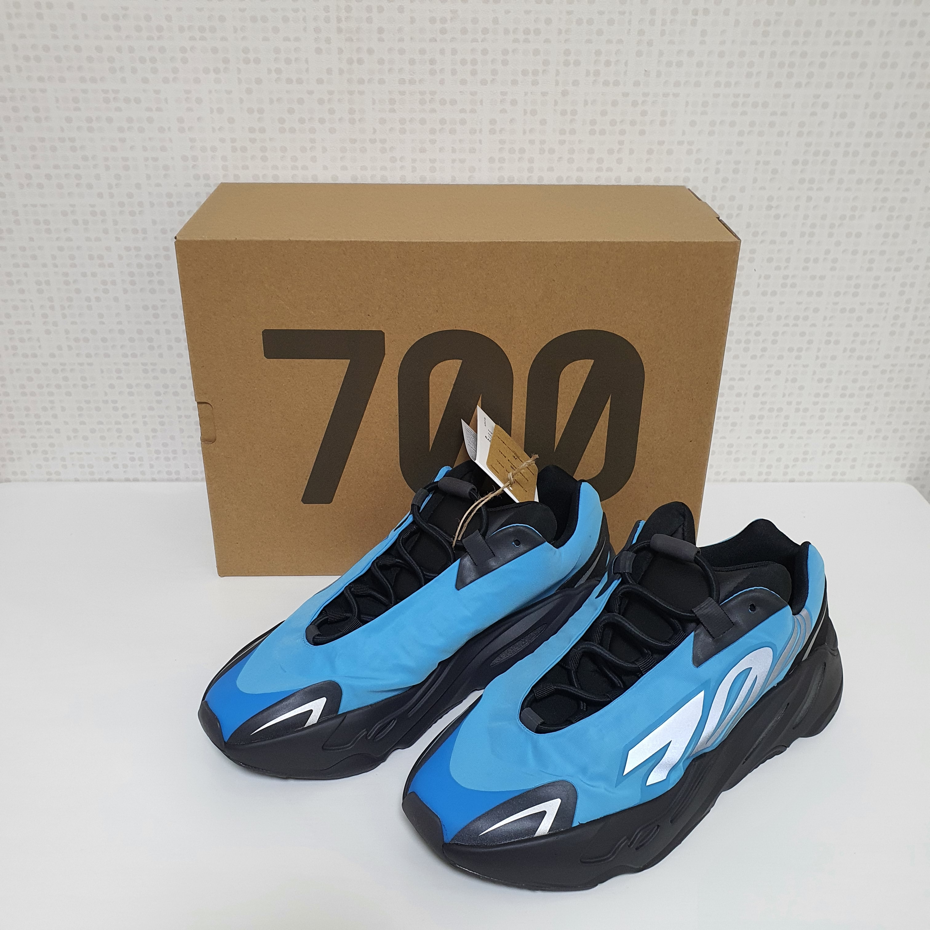 Adidas Yeezy Boost 700 MNVN Bright Cyan 착용 스타일 - 2