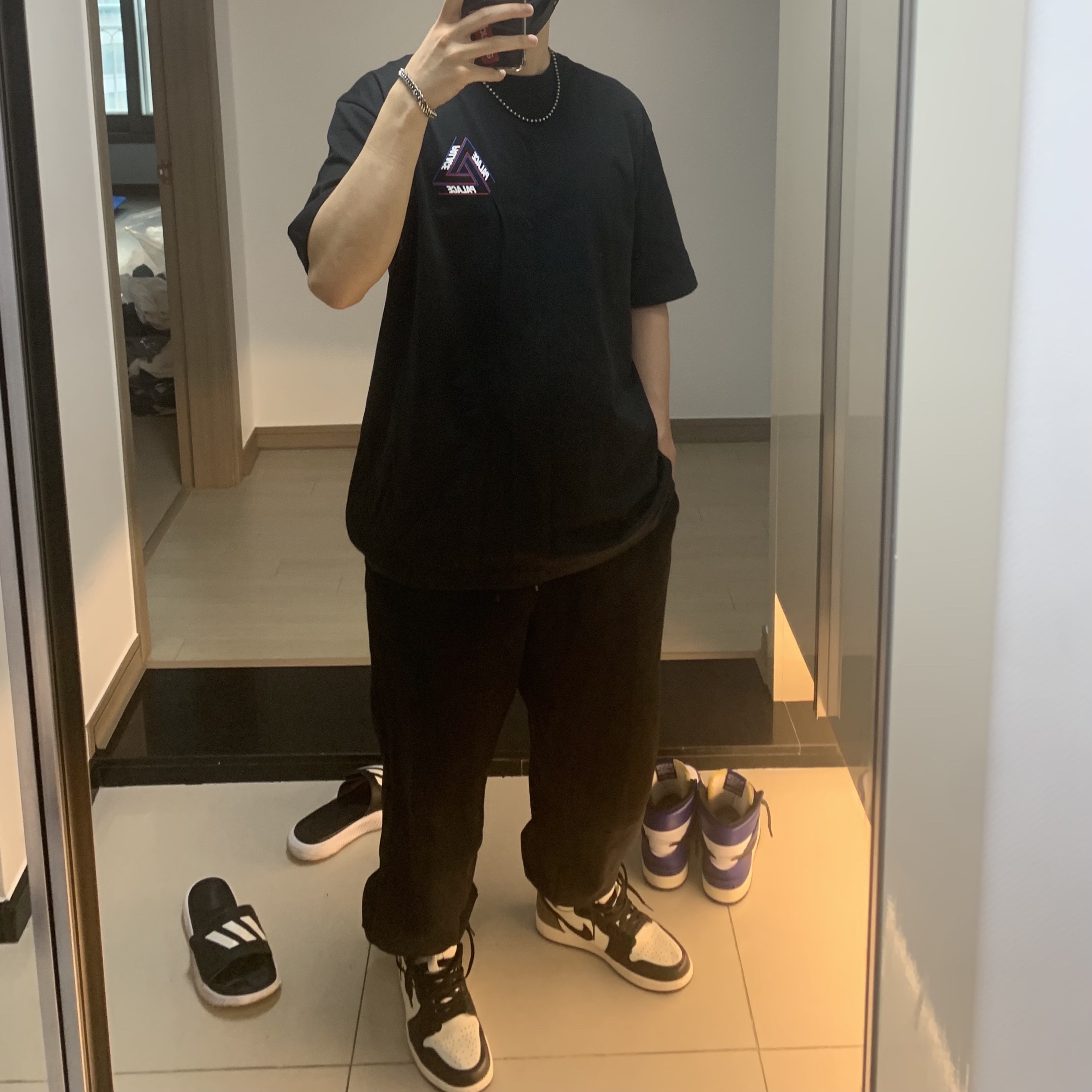 Palace Basically A Tri-Ferg T-Shirt Black - 21SS, Jordan 1 Retro High OG Black Mocha 착용 스타일
