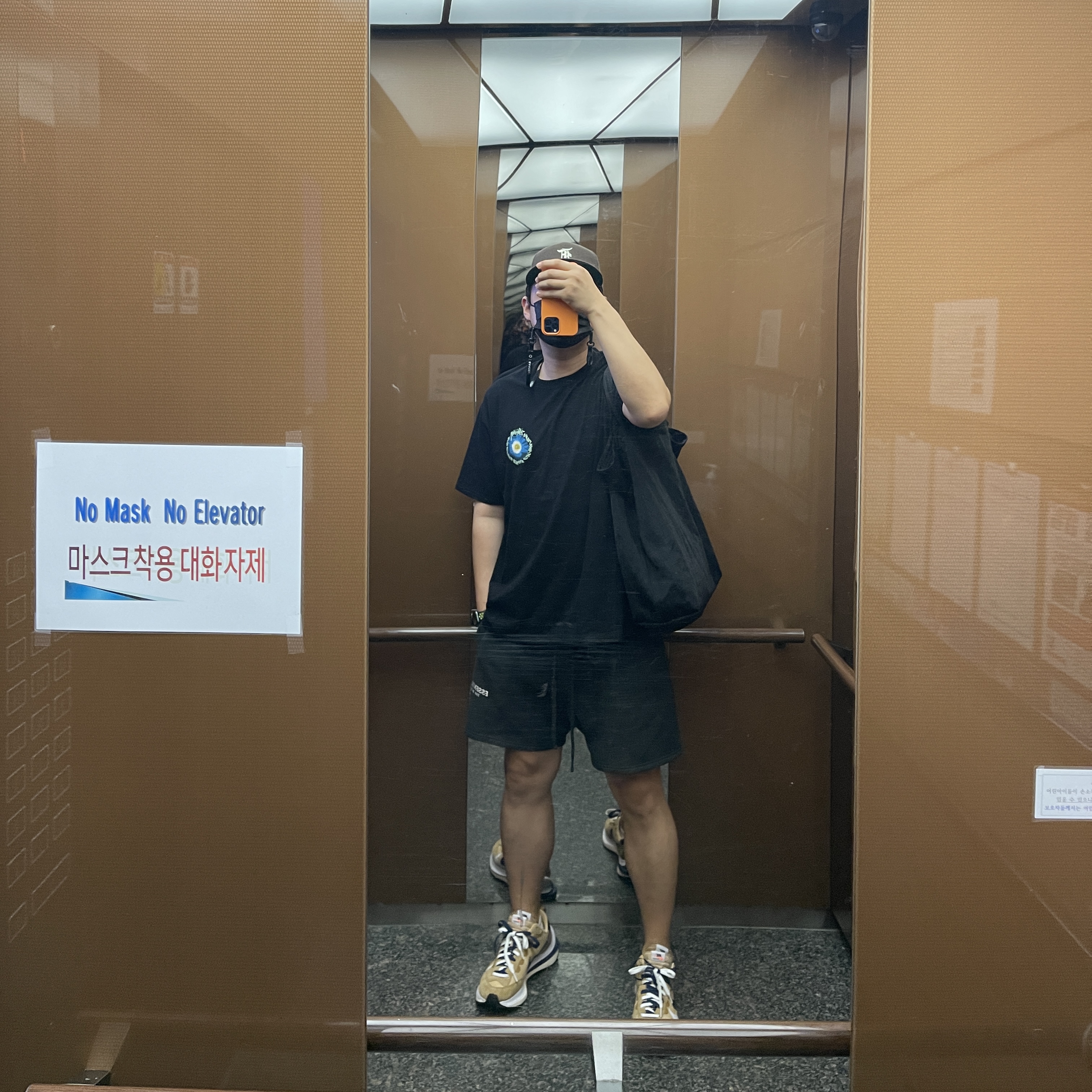 Nike x Sacai VaporWaffle Sesame and Blue Void, Essentials Sweatshorts Black 2020 착용 스타일