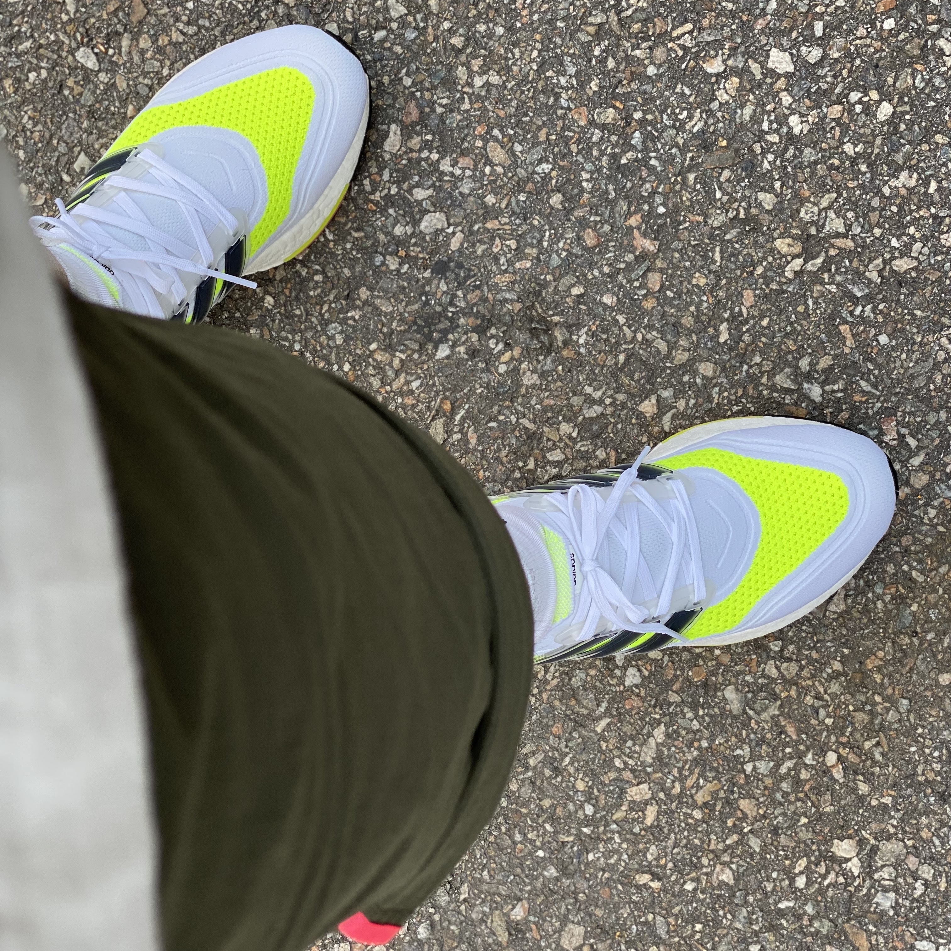 Adidas Ultraboost 21 Solar Yellow 착용 스타일