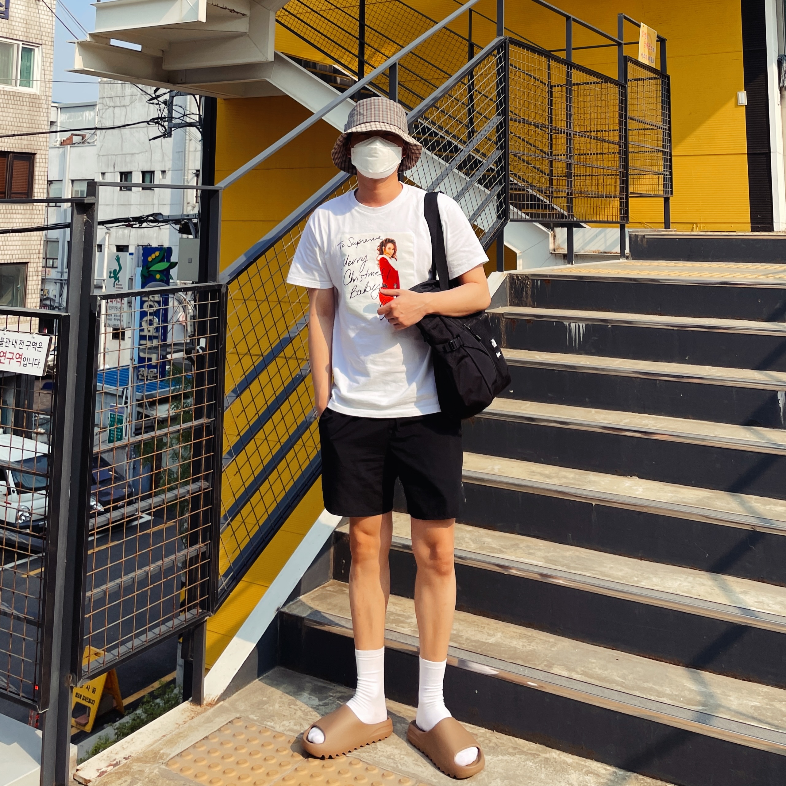 Adidas Yeezy Slide Core 2021, Supreme Mariah Carey T-Shirt White - 20FW 착용 스타일