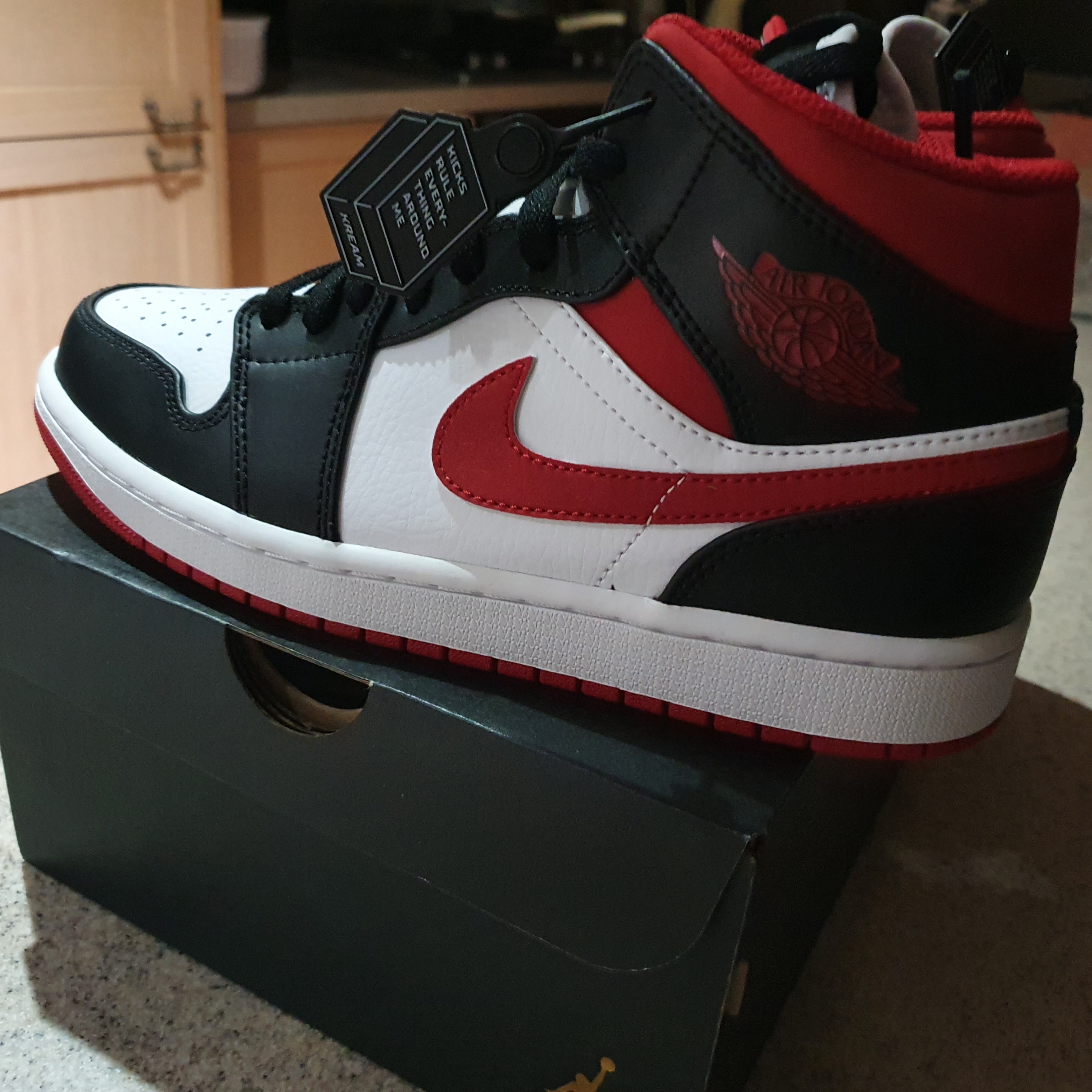 Jordan 1 Mid Gym Red Black White 착용 스타일 - 2
