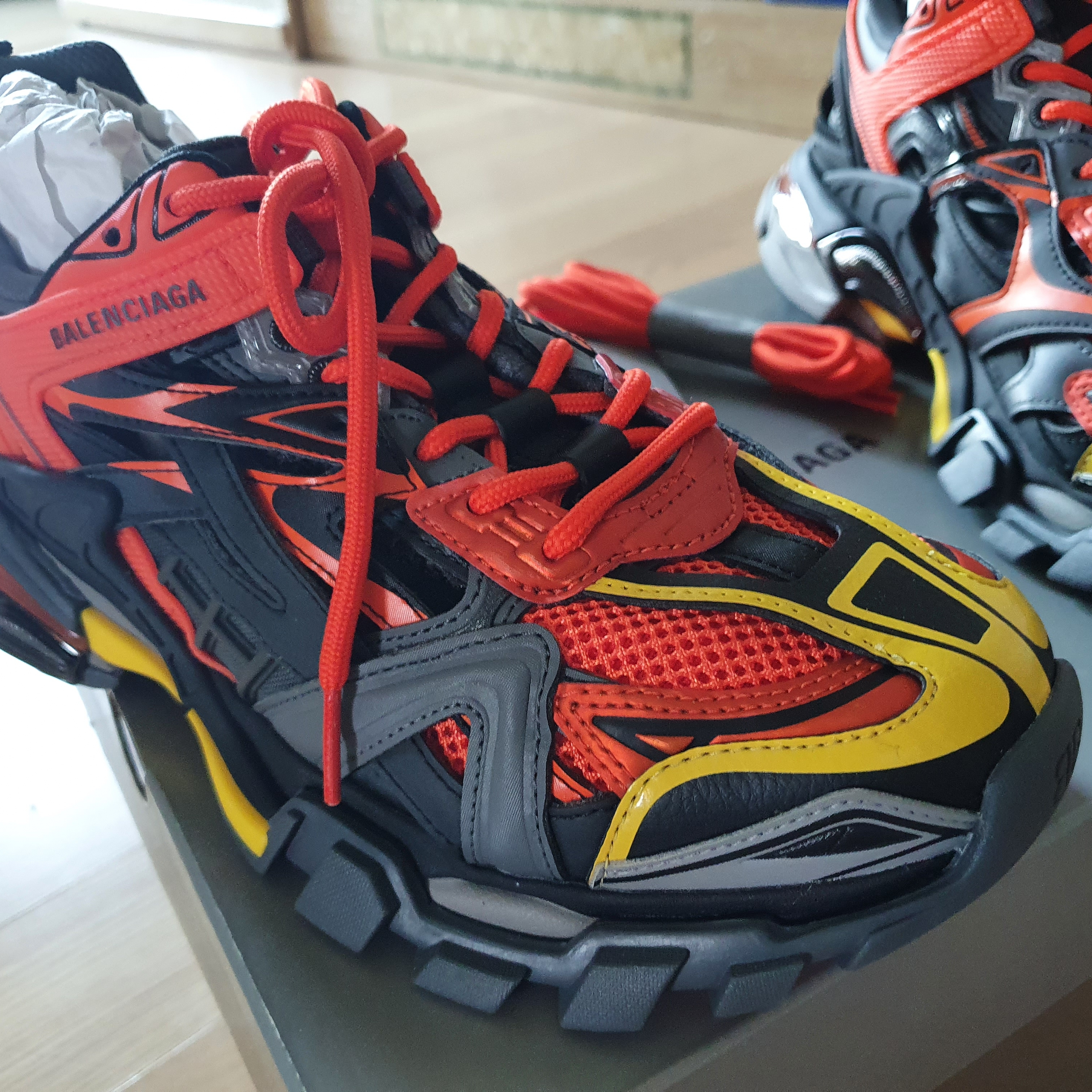 Balenciaga Track.2 Sneakers Multi-Color 착용 스타일 - 4