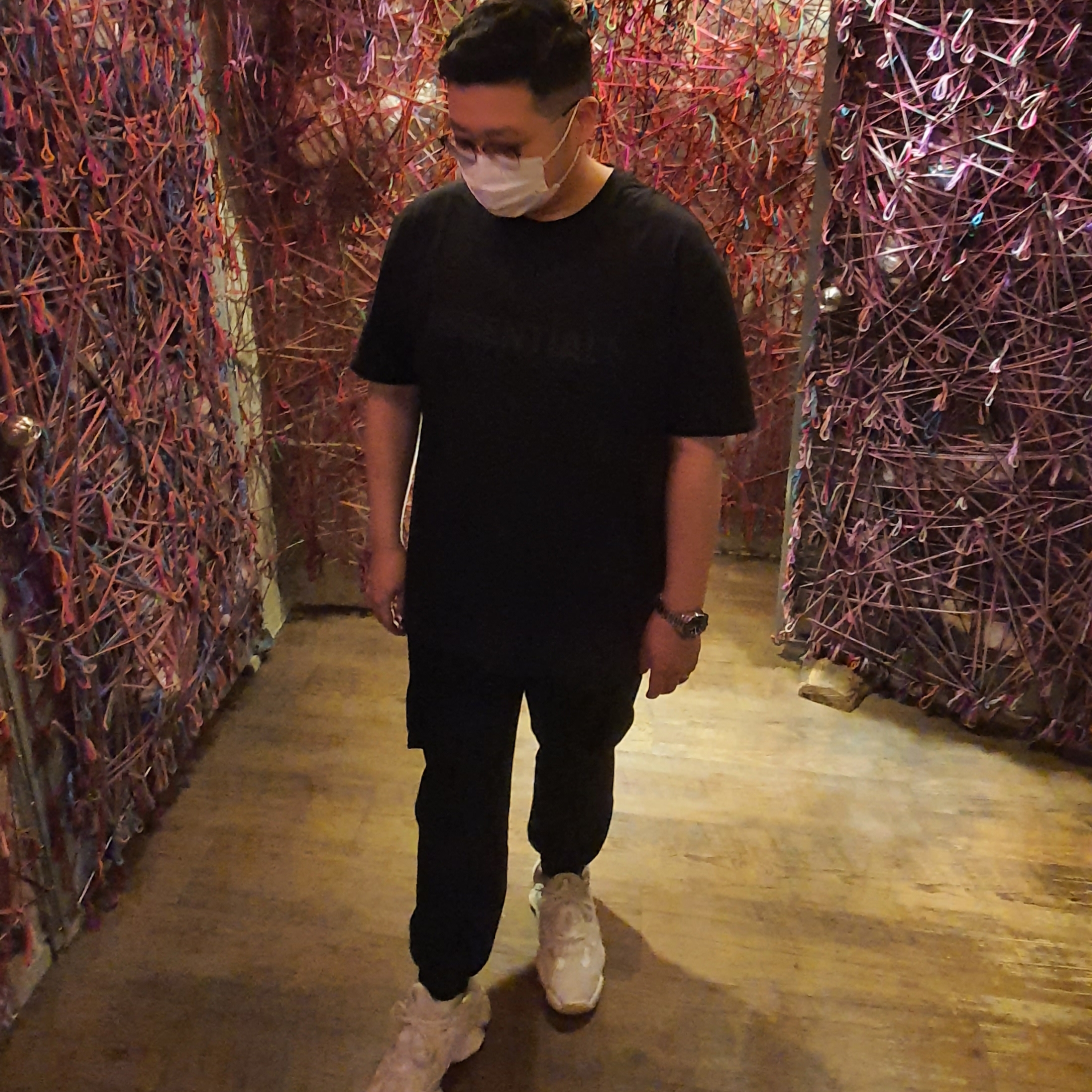 Adidas Yeezy 500 Bone White, Essentials 3D Silicon Applique Boxy T-Shirt Dark Slate/Black 2020 착용 스타일