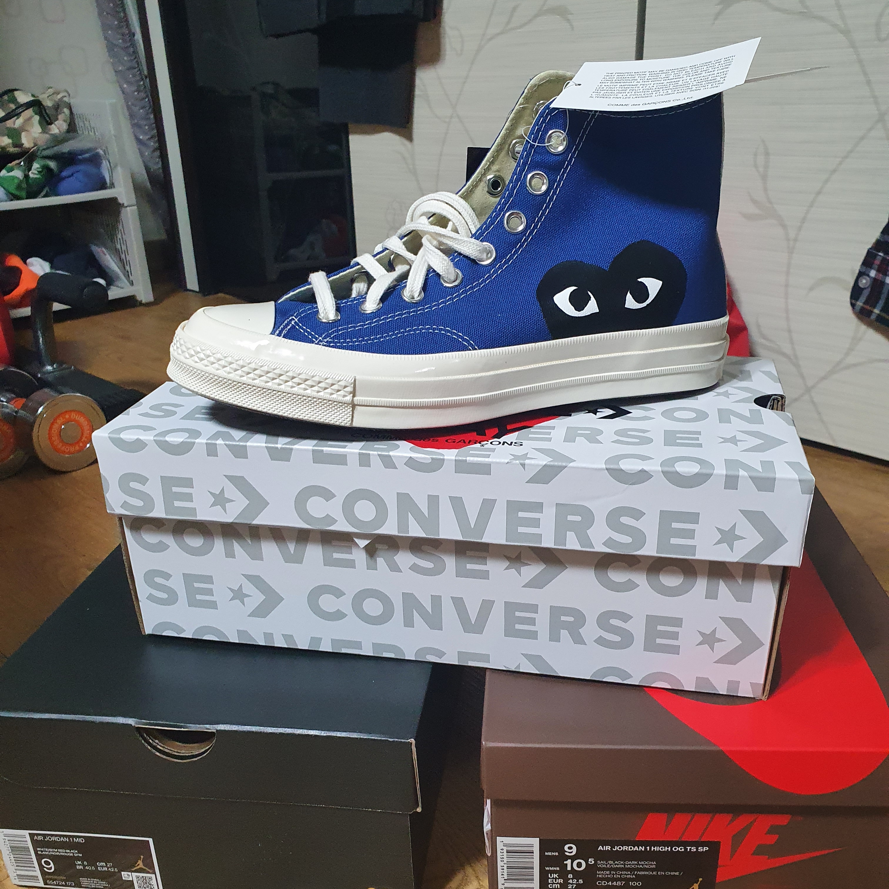 Jordan 1 x Travis Scott Retro High OG SP Mocha, Converse x Play Comme des Garcons Chuck 70 Hi Blue Quartz 착용 스타일 - 4