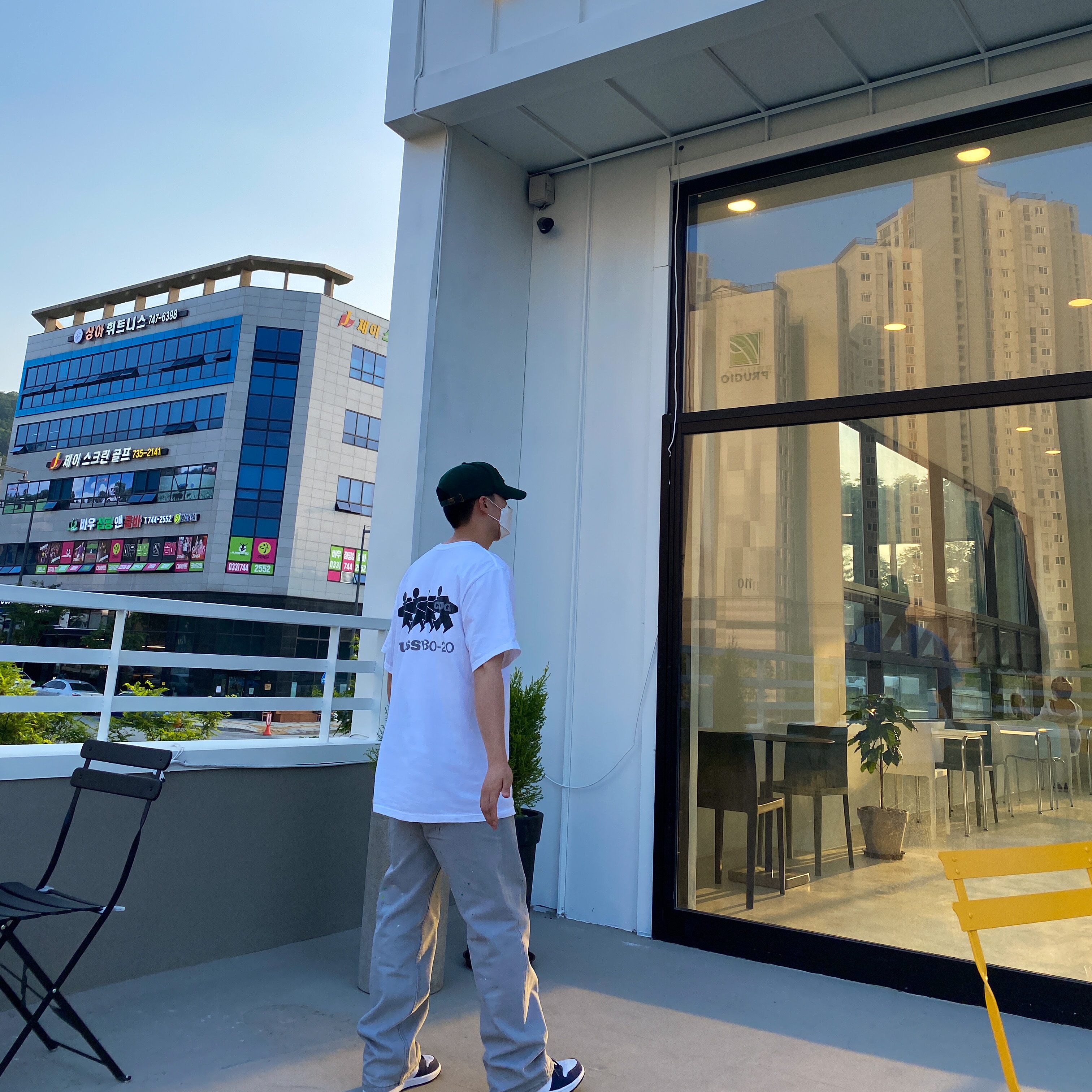 Stussy x CDG Surfman T-Shirt White, Jordan 1 Retro High OG CO.JP Midnight Navy 착용 스타일 - 2