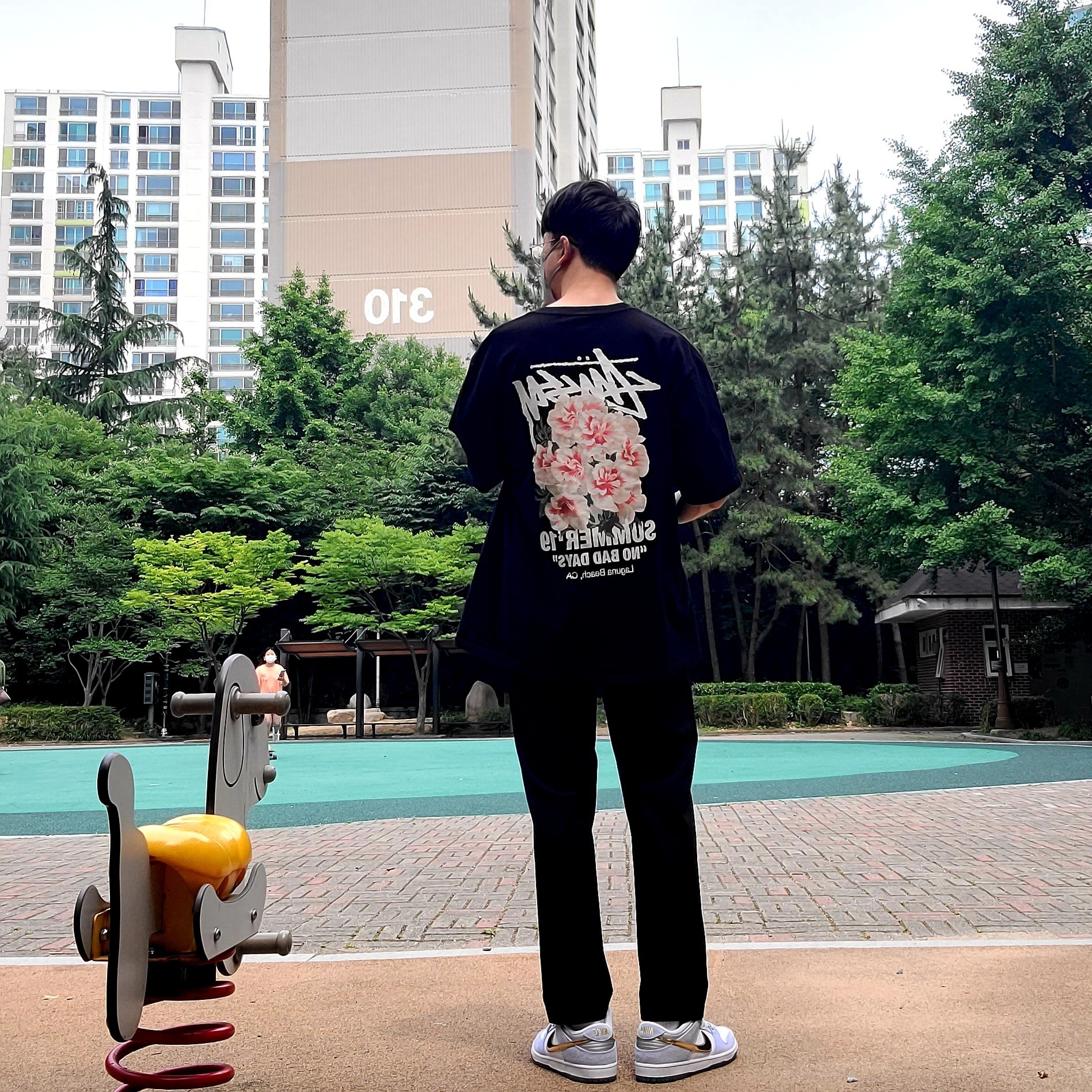 Nike x Sean Cliver SB Dunk Low Holiday Special, Stussy Carnation T-Shirt Black 착용 스타일