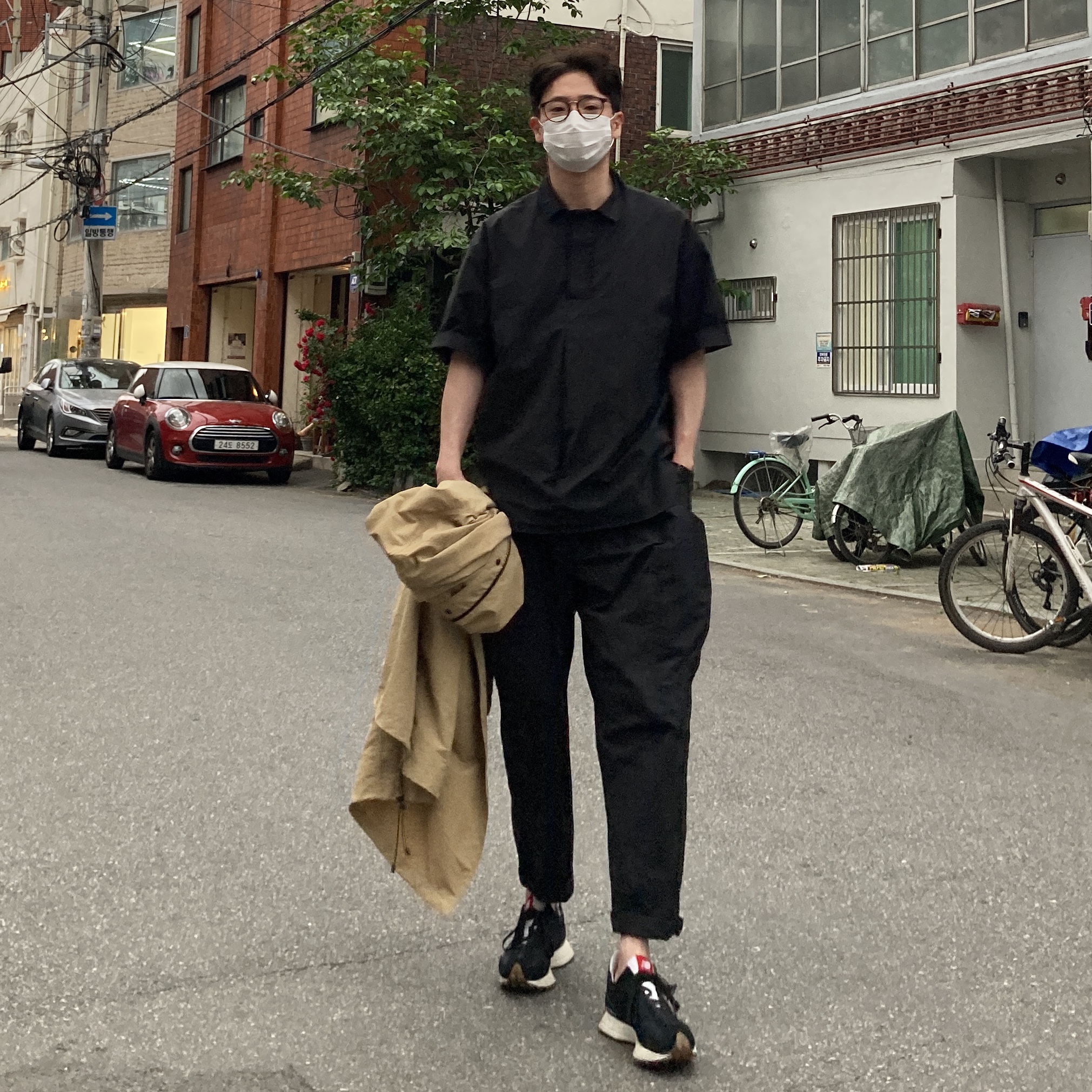 New Balance 327 Black Grey Gum 착용 스타일