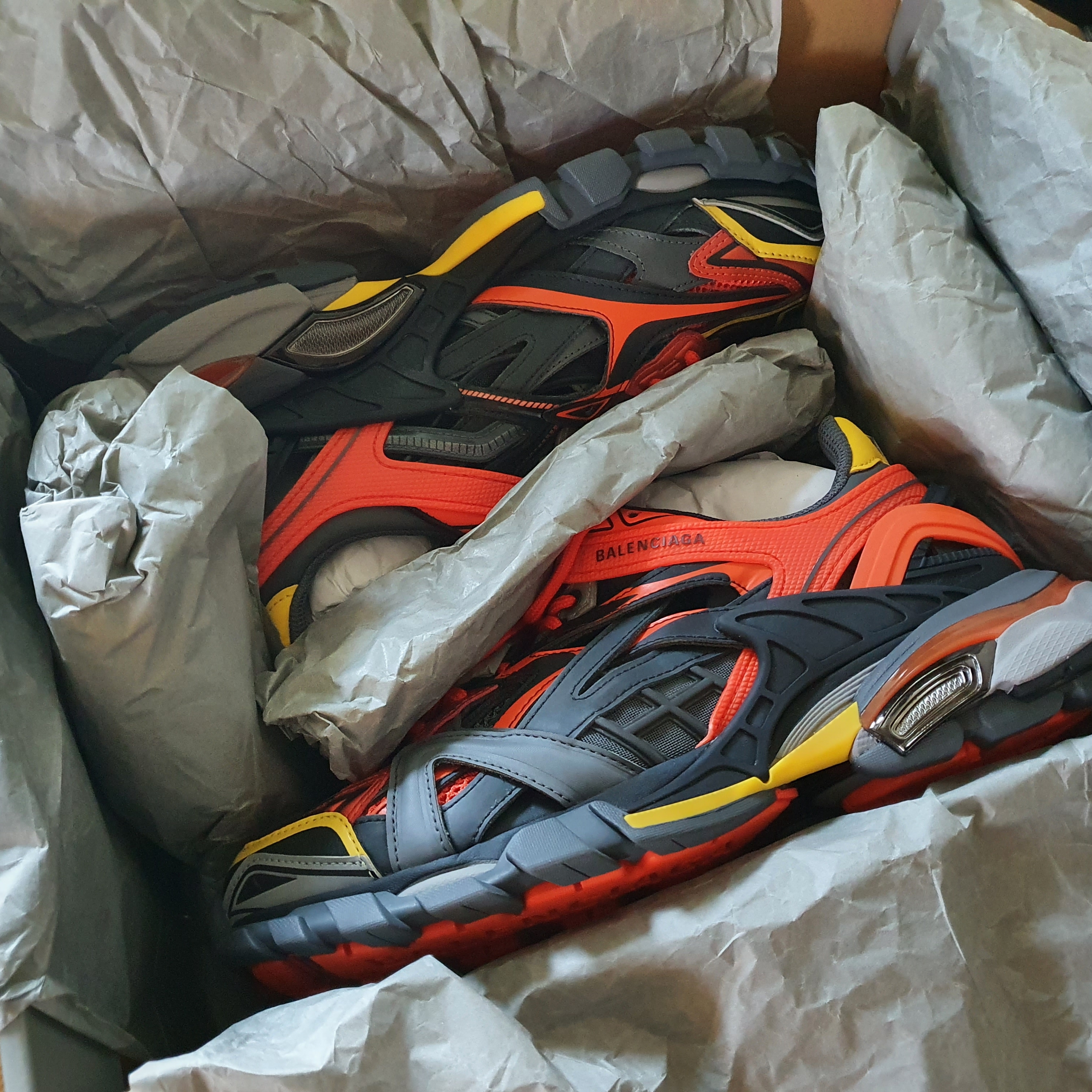 Balenciaga Track.2 Sneakers Multi-Color 착용 스타일 - 2