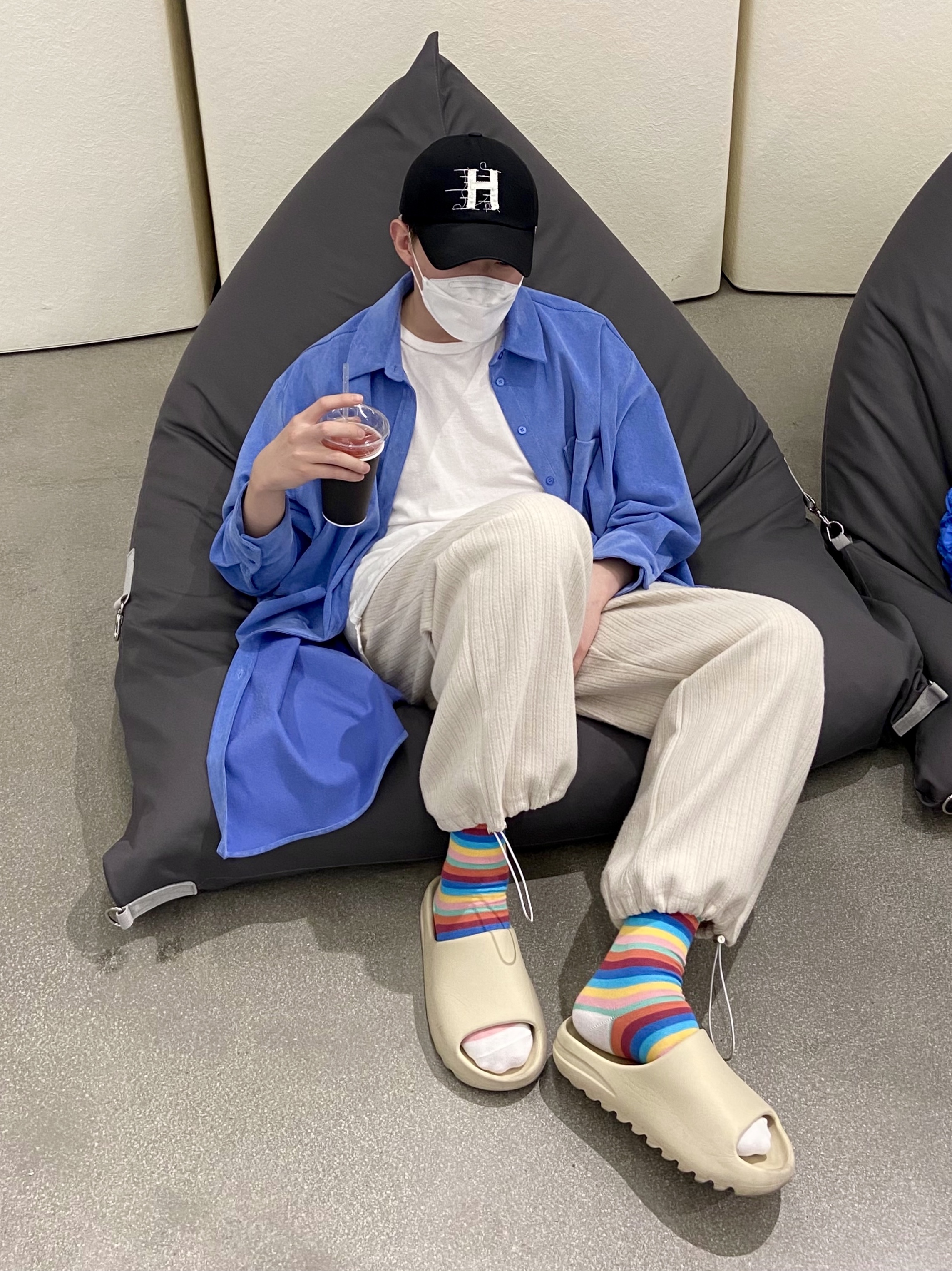Adidas Yeezy Slide Bone 착용 스타일