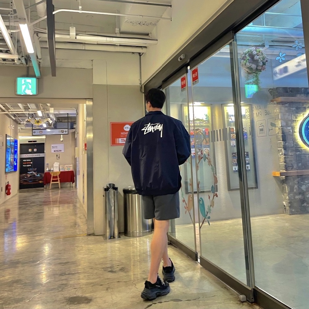 Nike x Stussy Windrunner Jacket Off Noir, Balenciaga Triple S Trainer Triple Black 착용 스타일