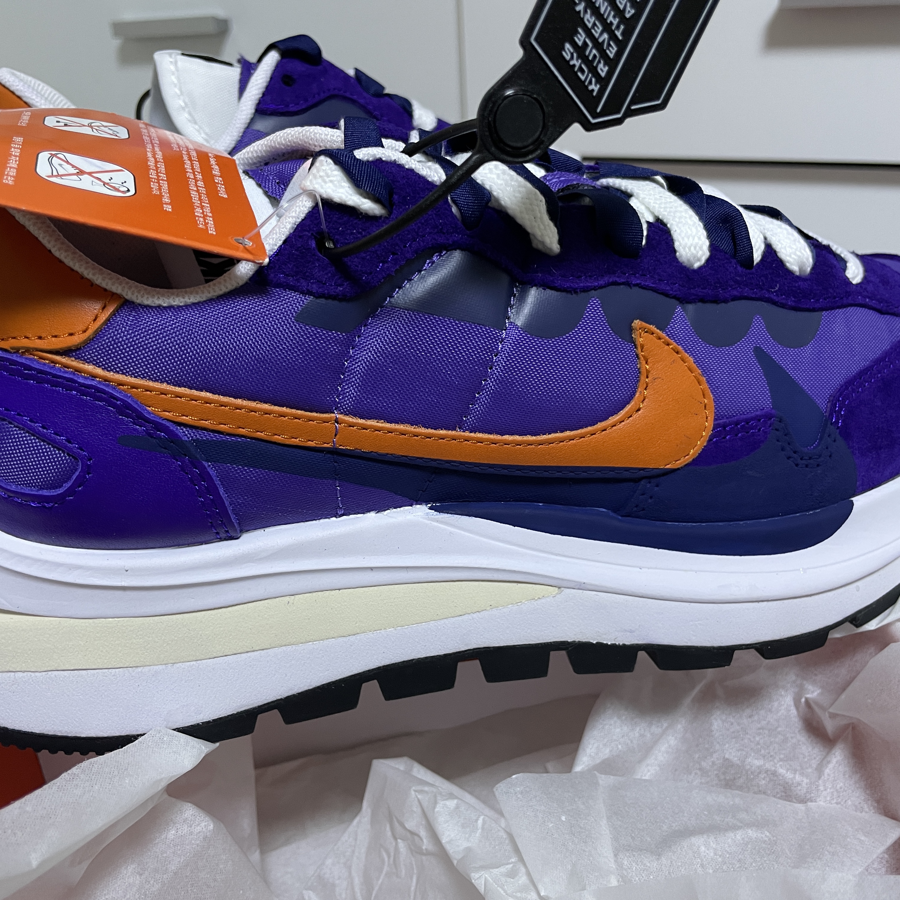 Nike x Sacai VaporWaffle Dark Iris 착용 스타일 - 2