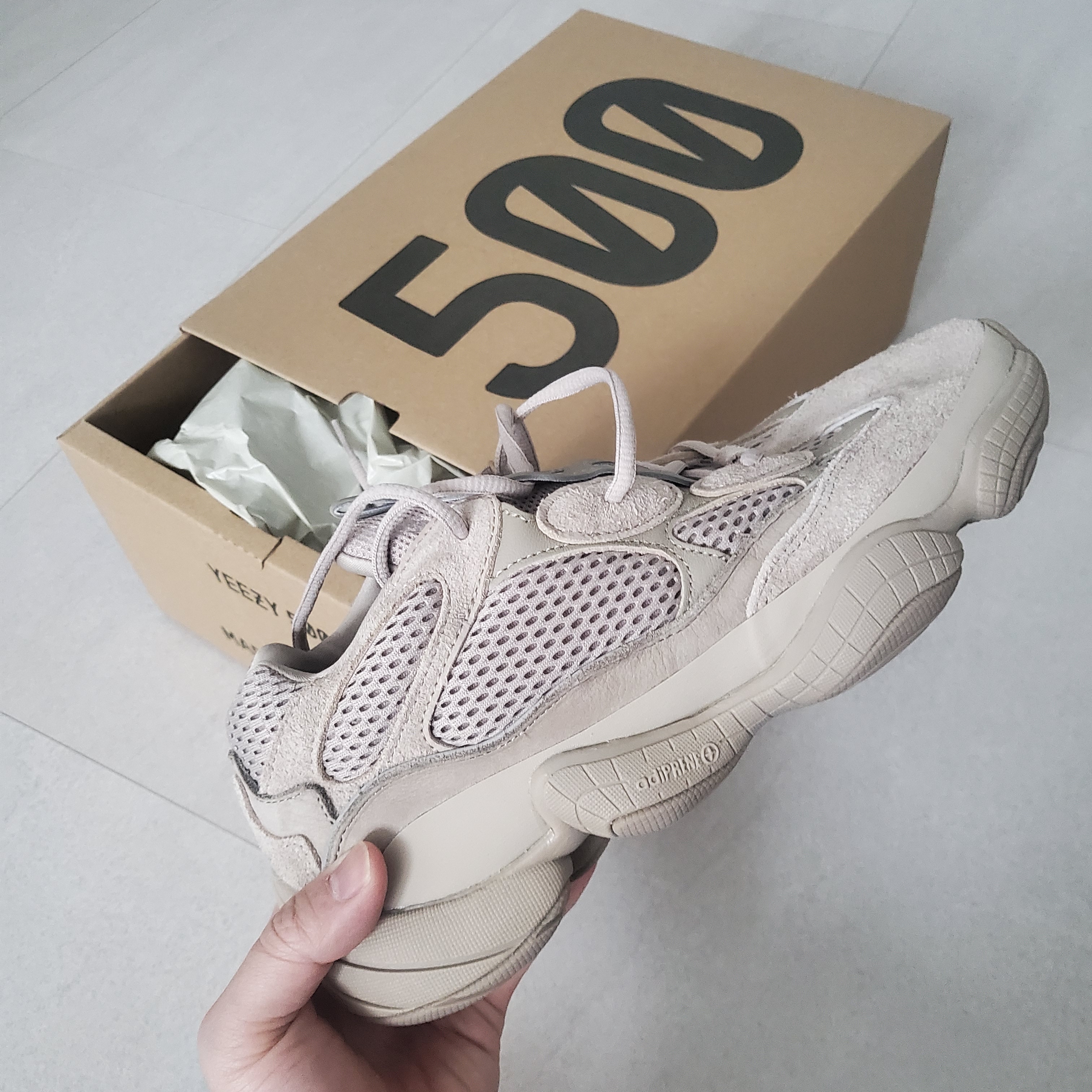 Adidas Yeezy 500 Taupe Light 착용 스타일 - 2