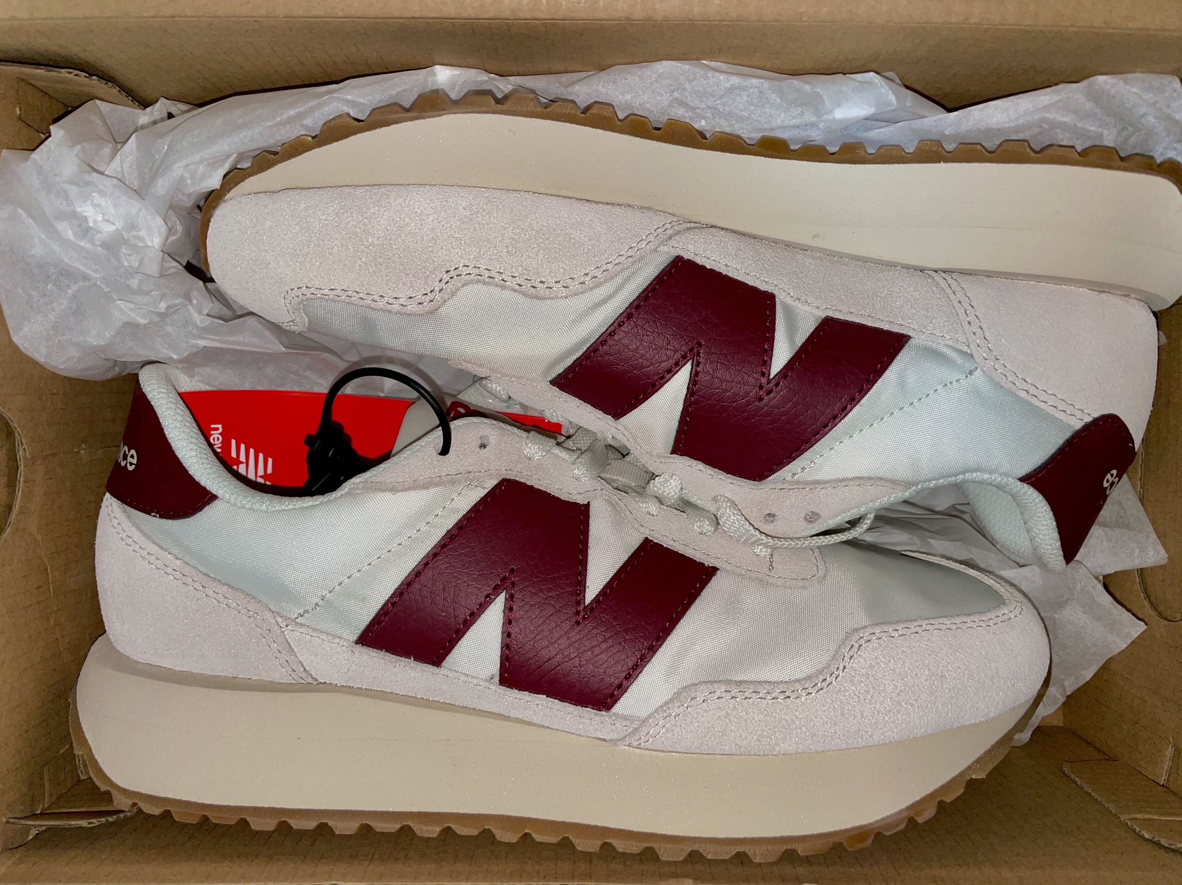 New Balance 237 Moonbeam Classic Burgundy 착용 스타일