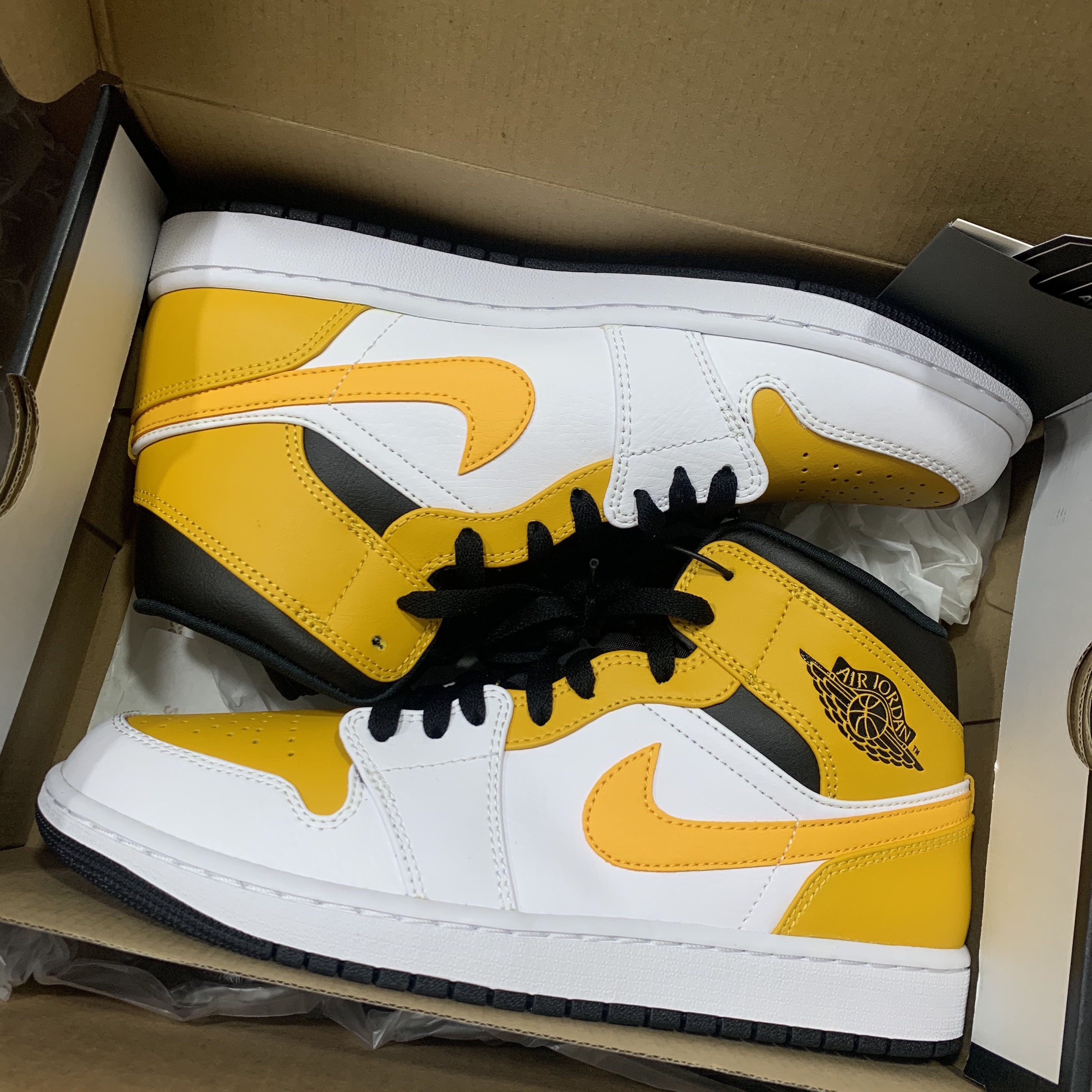 Jordan 1 Mid White University Gold 착용 스타일 - 2
