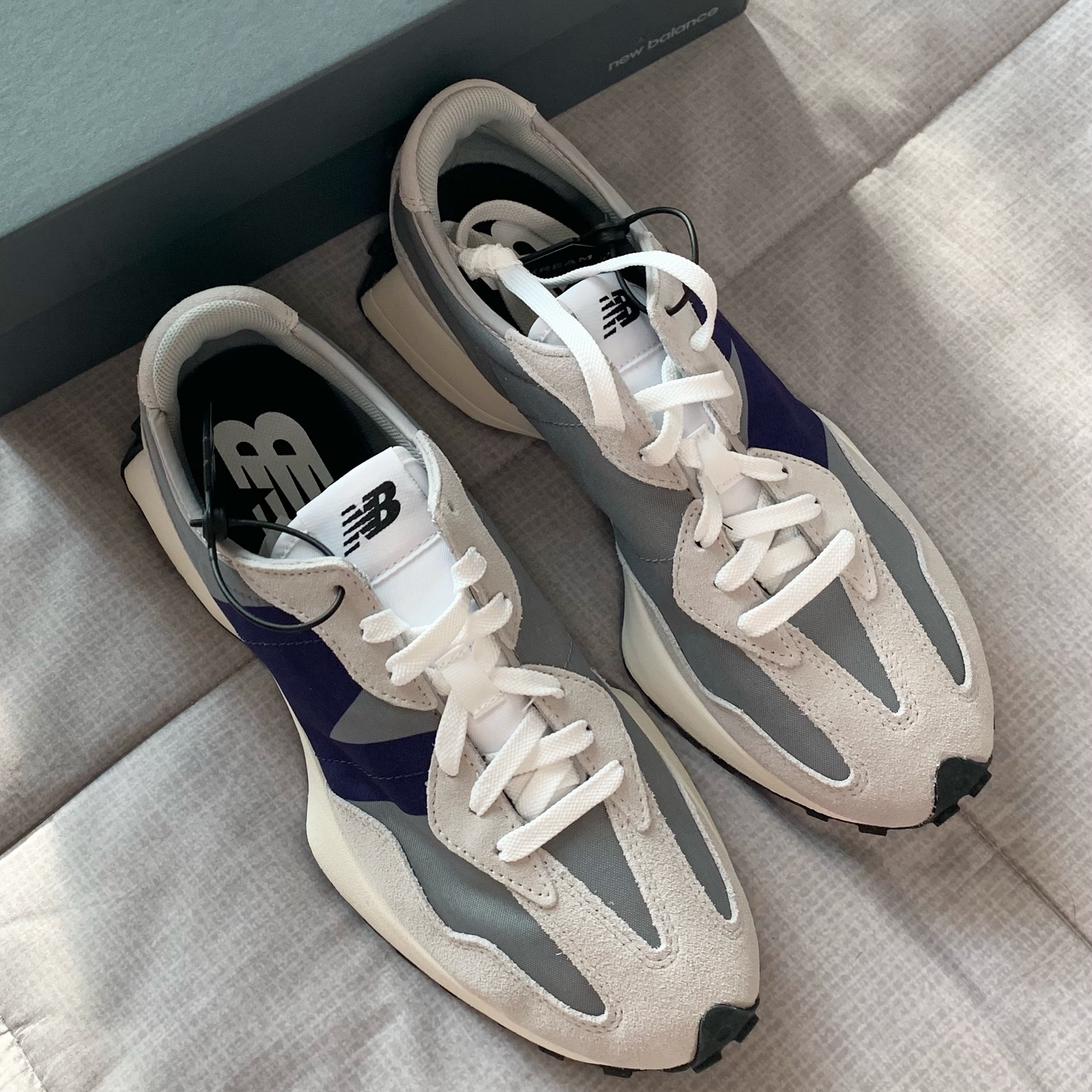 New Balance 327 Grey Purple 착용 스타일