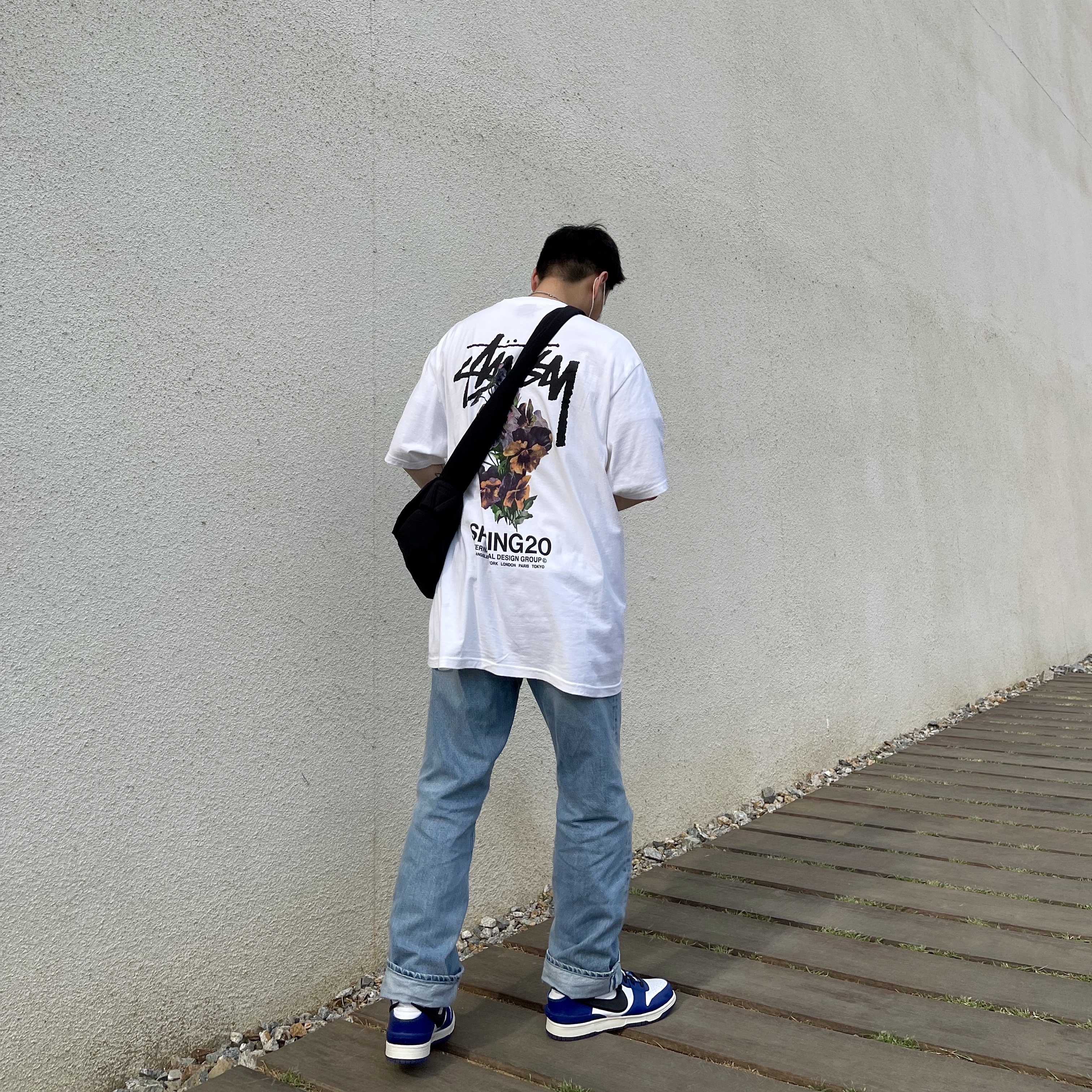Stussy Bouquet T-Shirt White, Nike x Ambush Dunk High Deep Royal Blue 착용 스타일