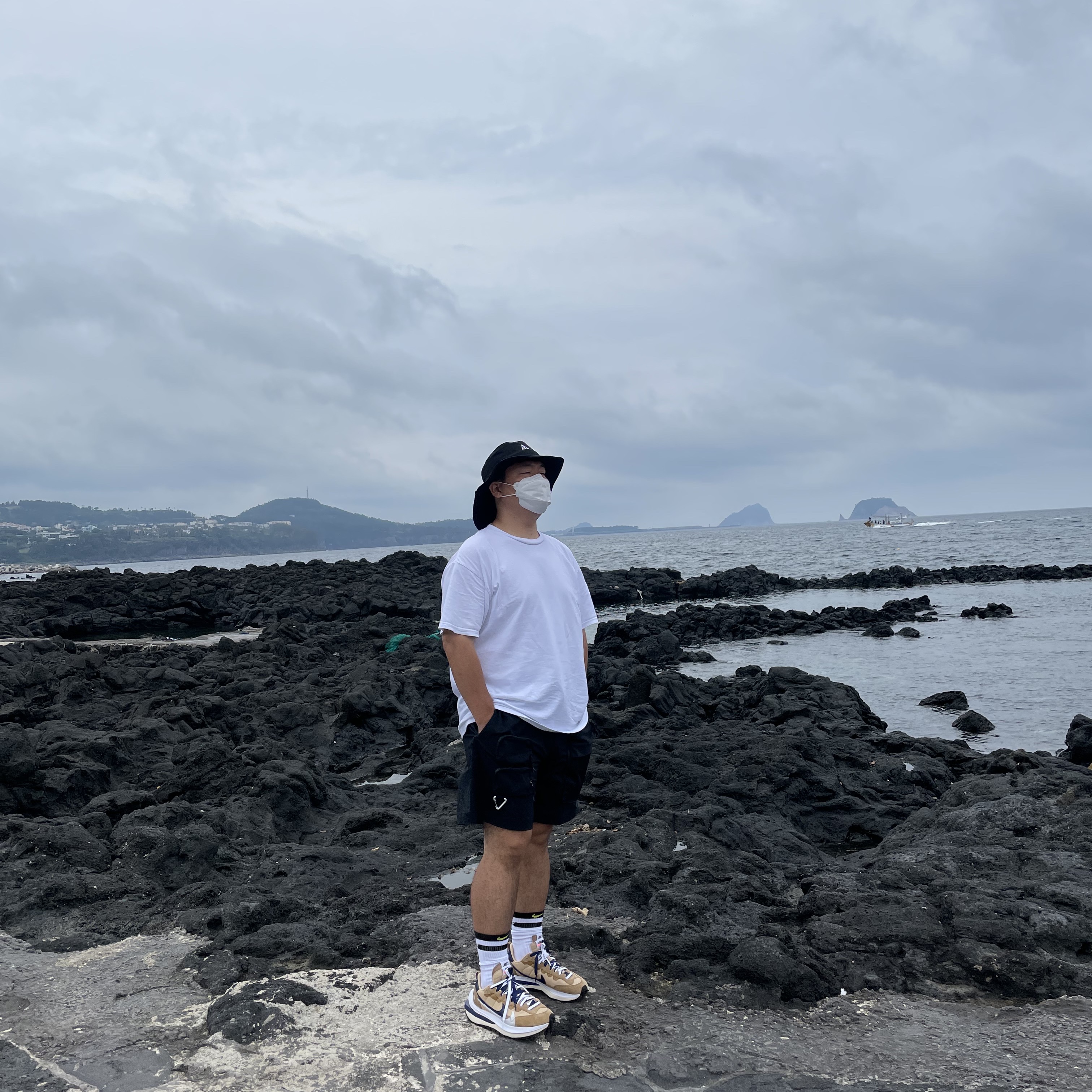 Nike ACG Cargo Shorts Black Dark Beetroot - Asia, Nike ACG SSNL Bucket Black White 착용 스타일