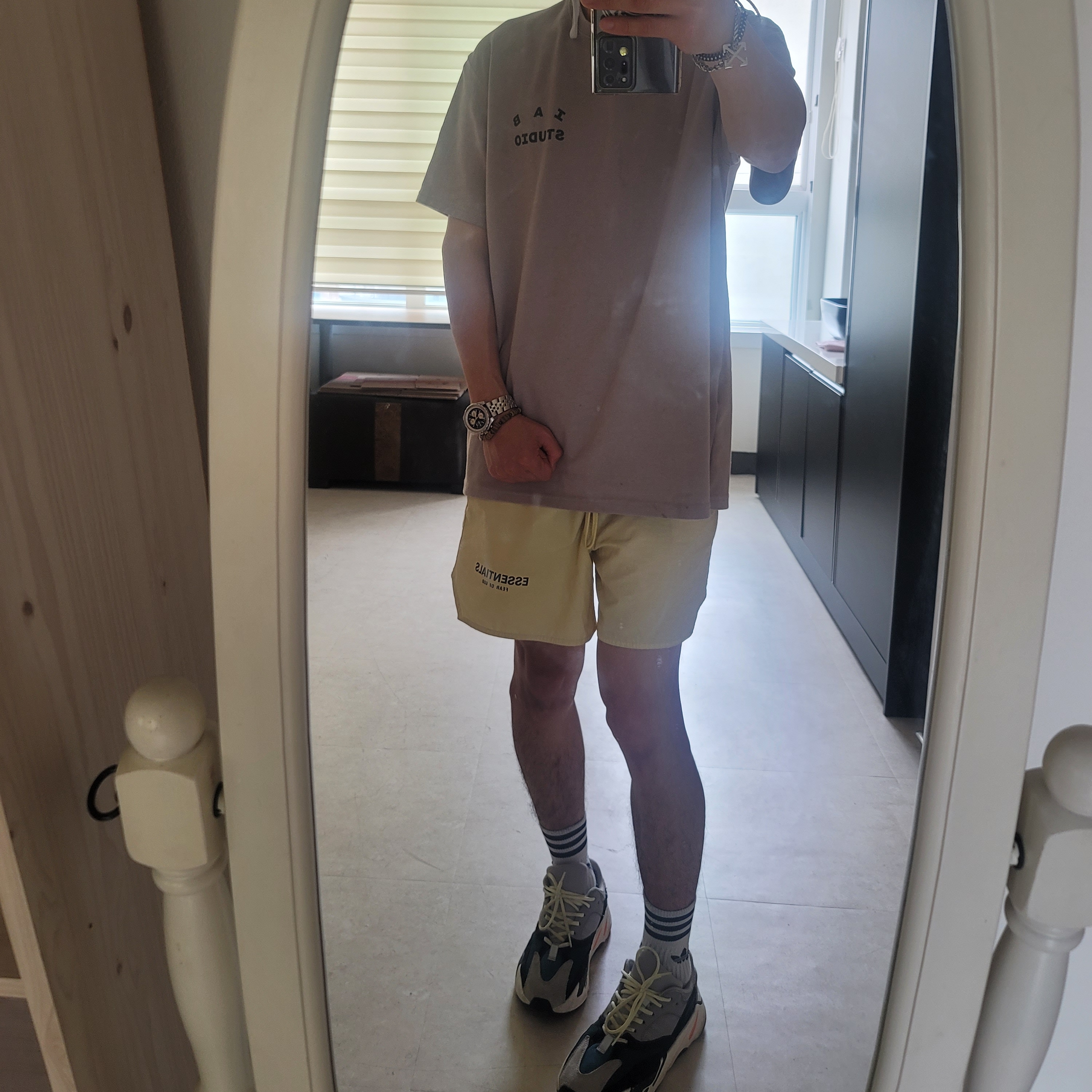 Adidas Yeezy Boost 700 Wave Runner Solid Grey 2017/2019, IAB Studio x Niniz T-Shirt 착용 스타일