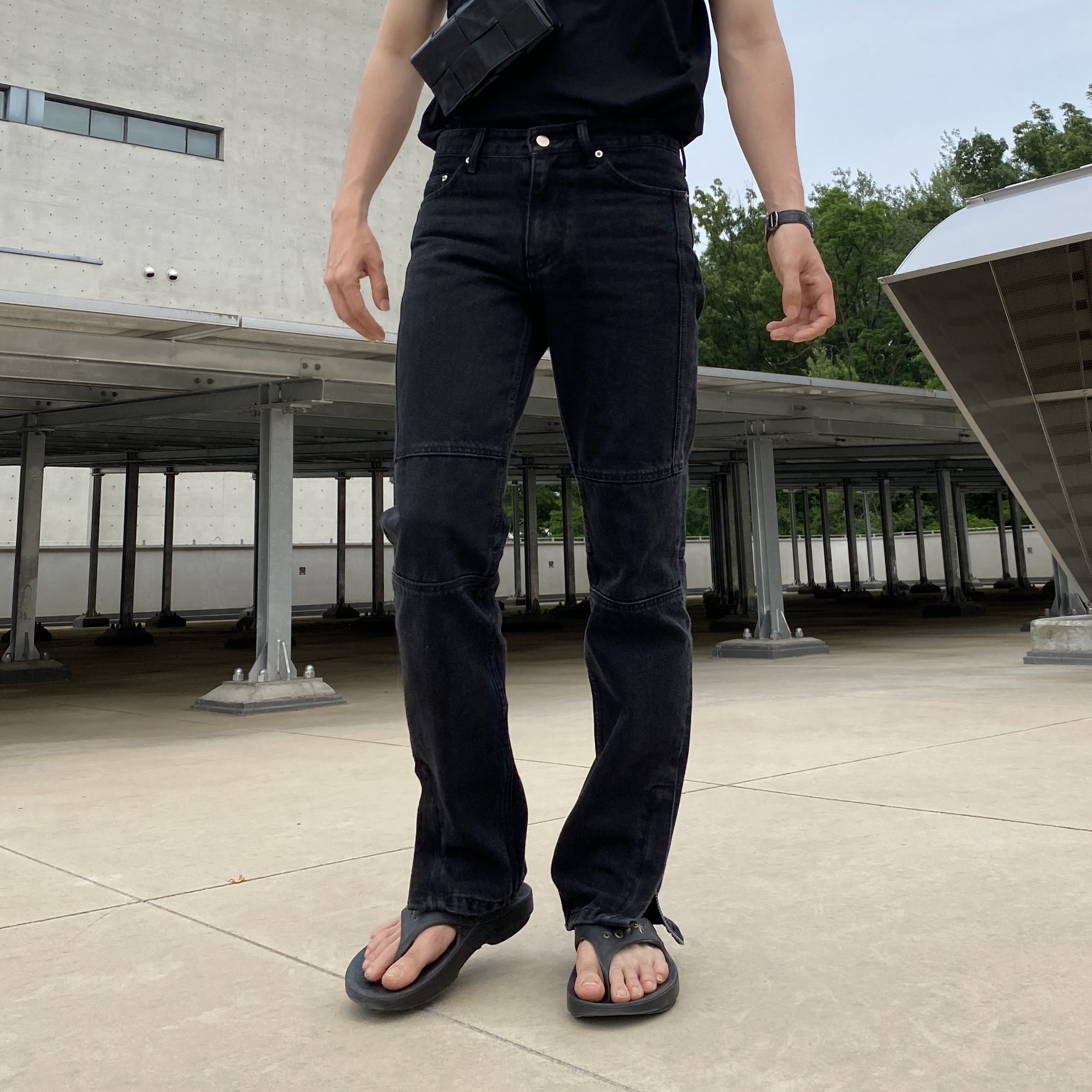 Oofos x Andersson Bell OOriginal Flip Flop Black 착용 스타일 - 2