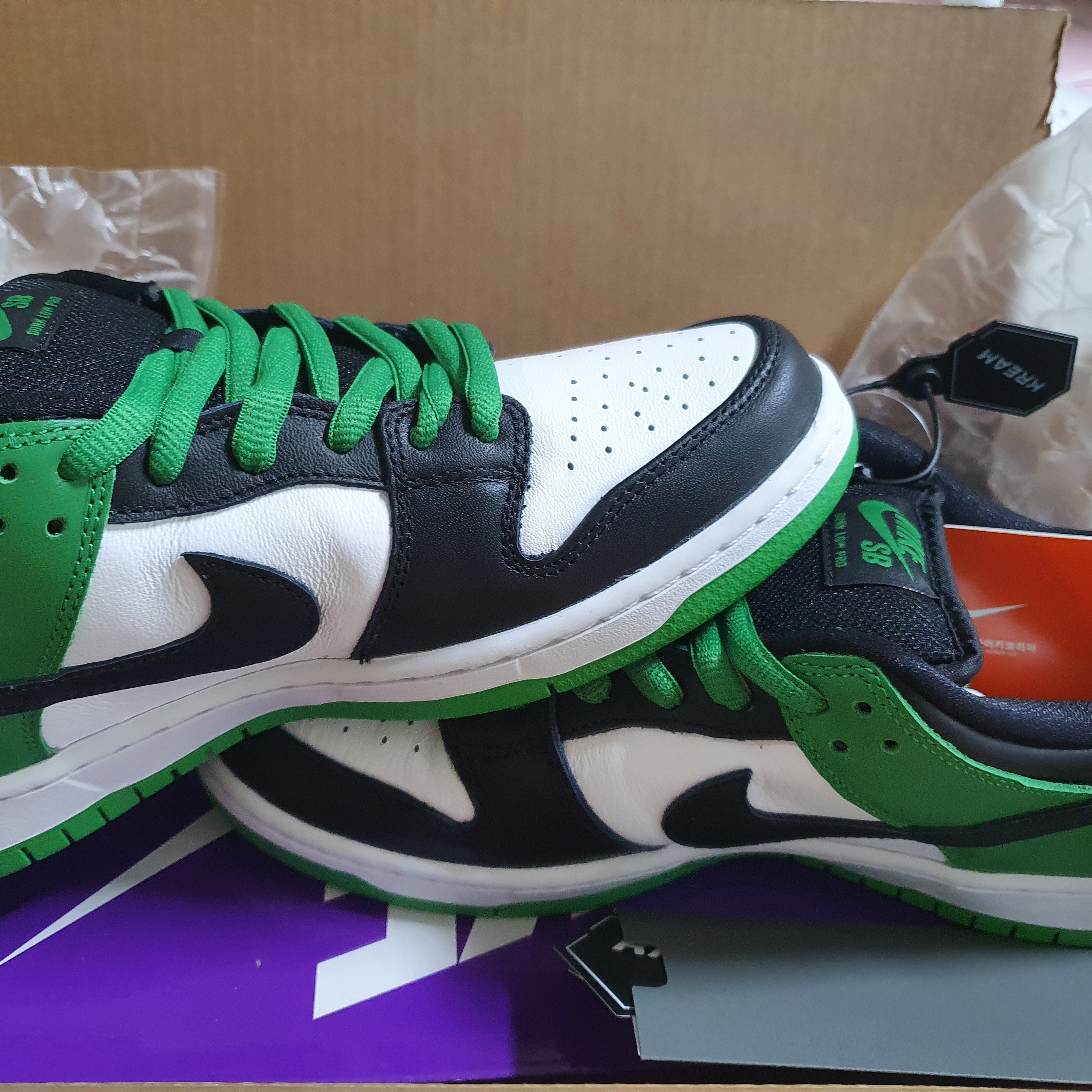 Nike SB Dunk Low Pro Black and Classic Green 착용 스타일 - 5