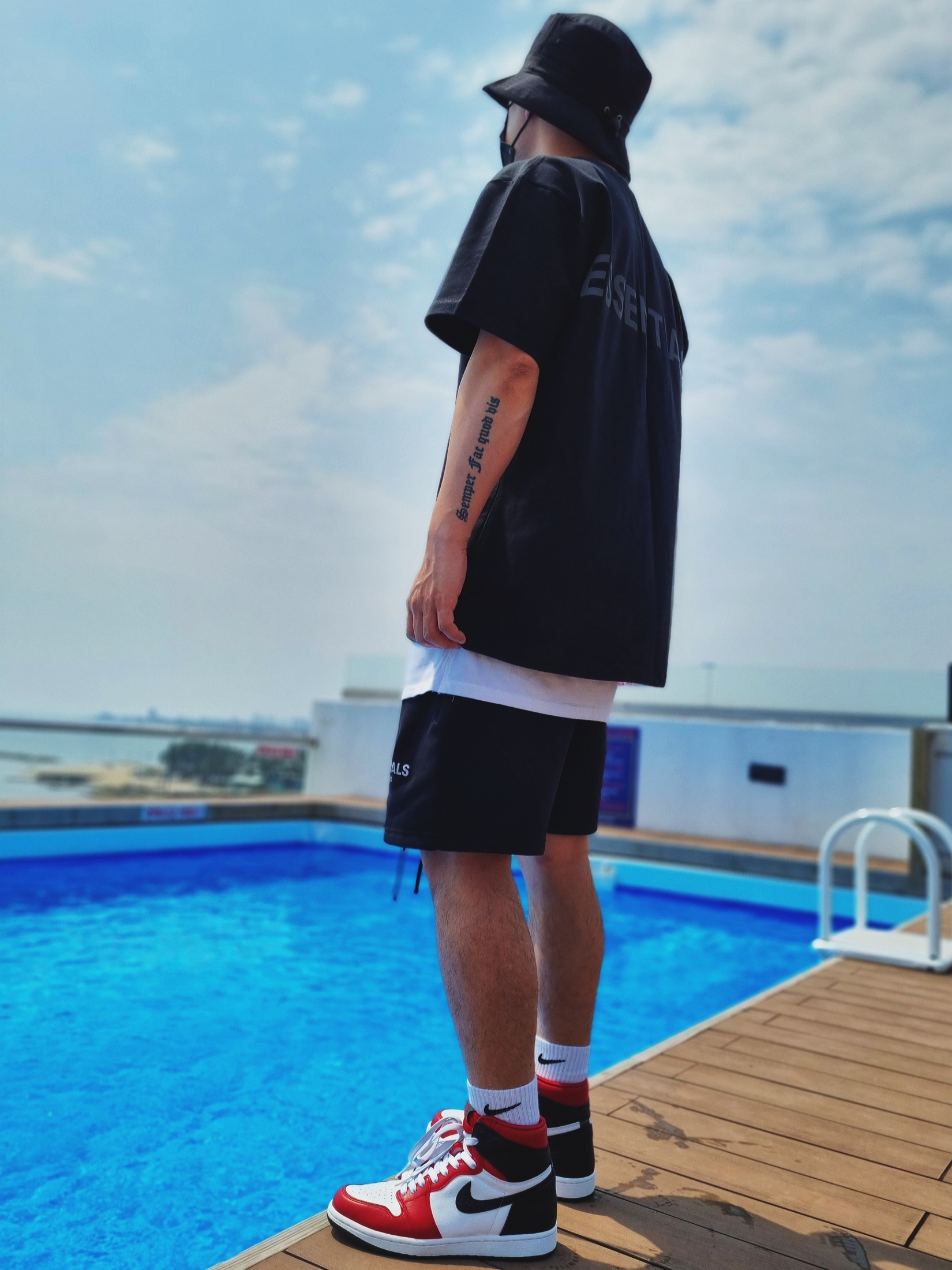 Essentials Sweatshorts Black 2020, (W) Jordan 1 Retro High Satin Red 착용 스타일