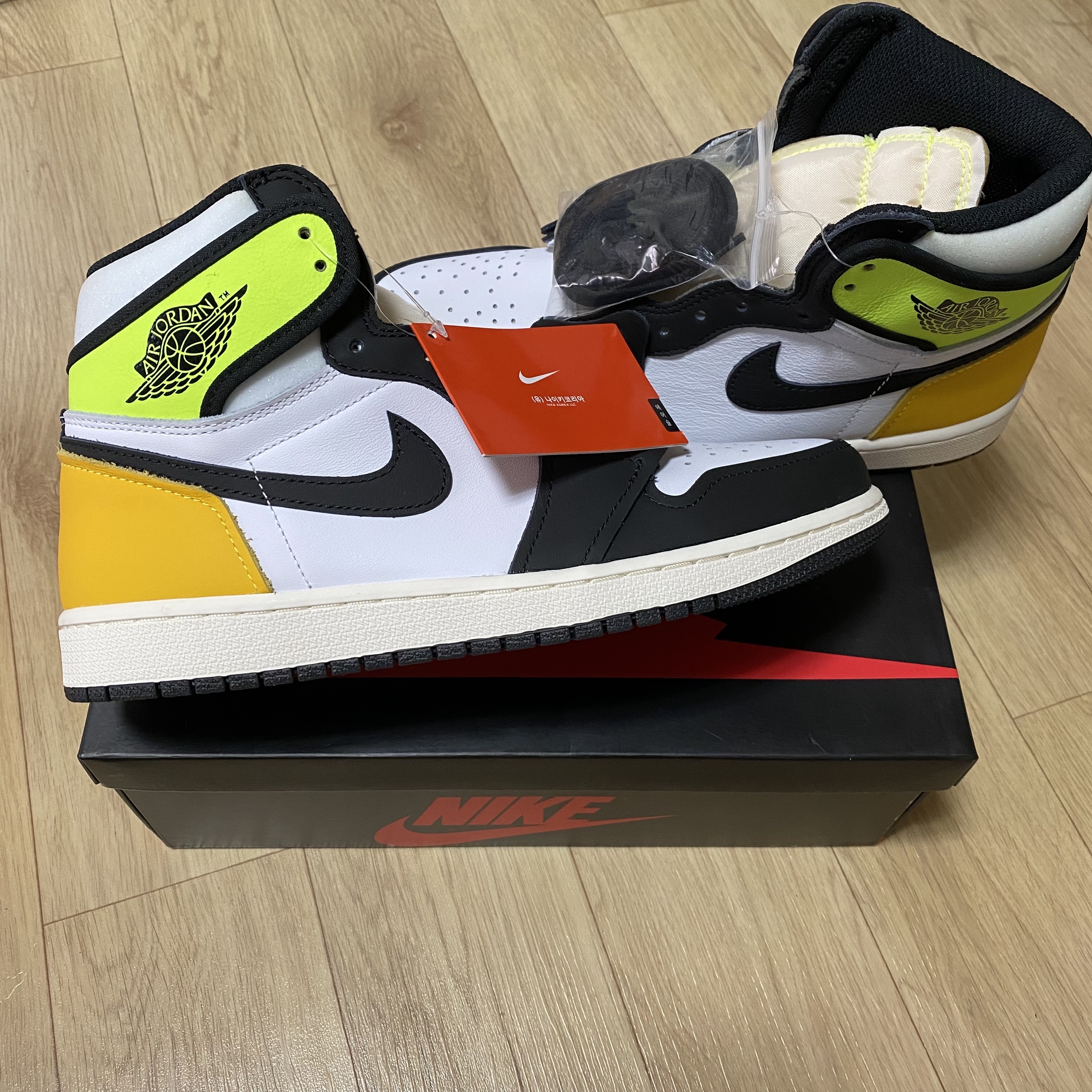 Jordan 1 Retro High OG Volt Gold 착용 스타일