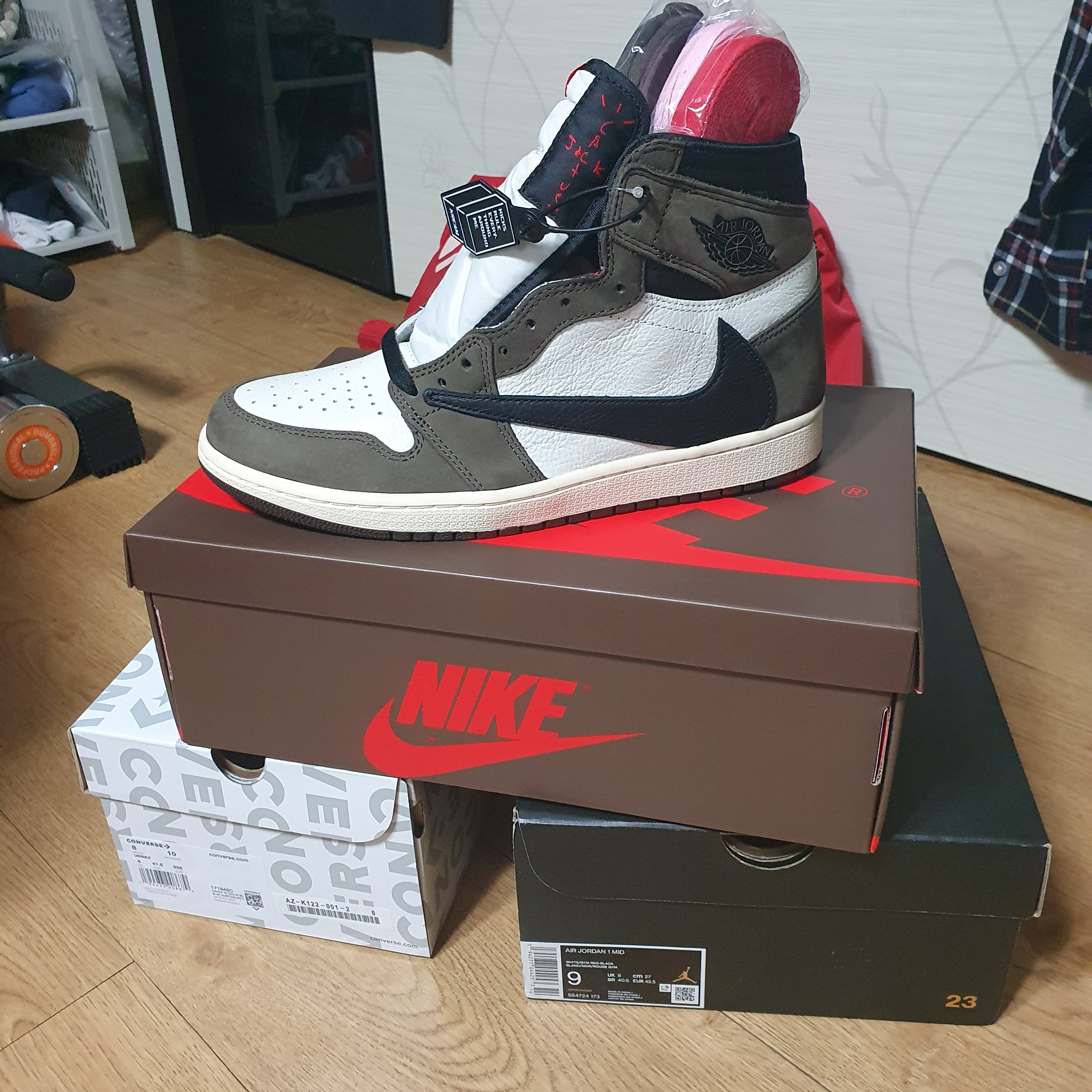 Jordan 1 x Travis Scott Retro High OG SP Mocha, Converse x Play Comme des Garcons Chuck 70 Hi Blue Quartz 착용 스타일 - 2