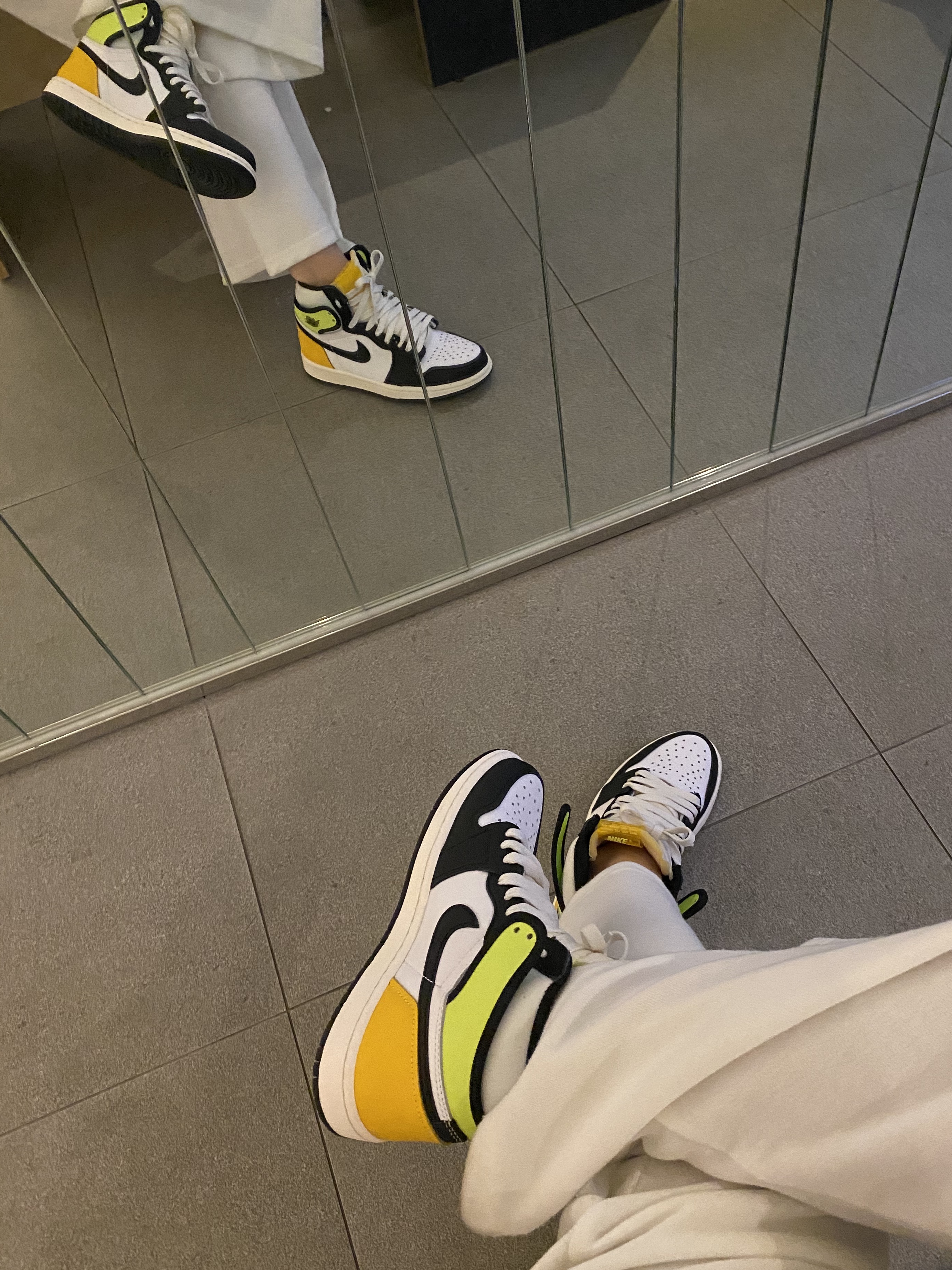 Jordan 1 Retro High OG Volt Gold 착용 스타일 - 2