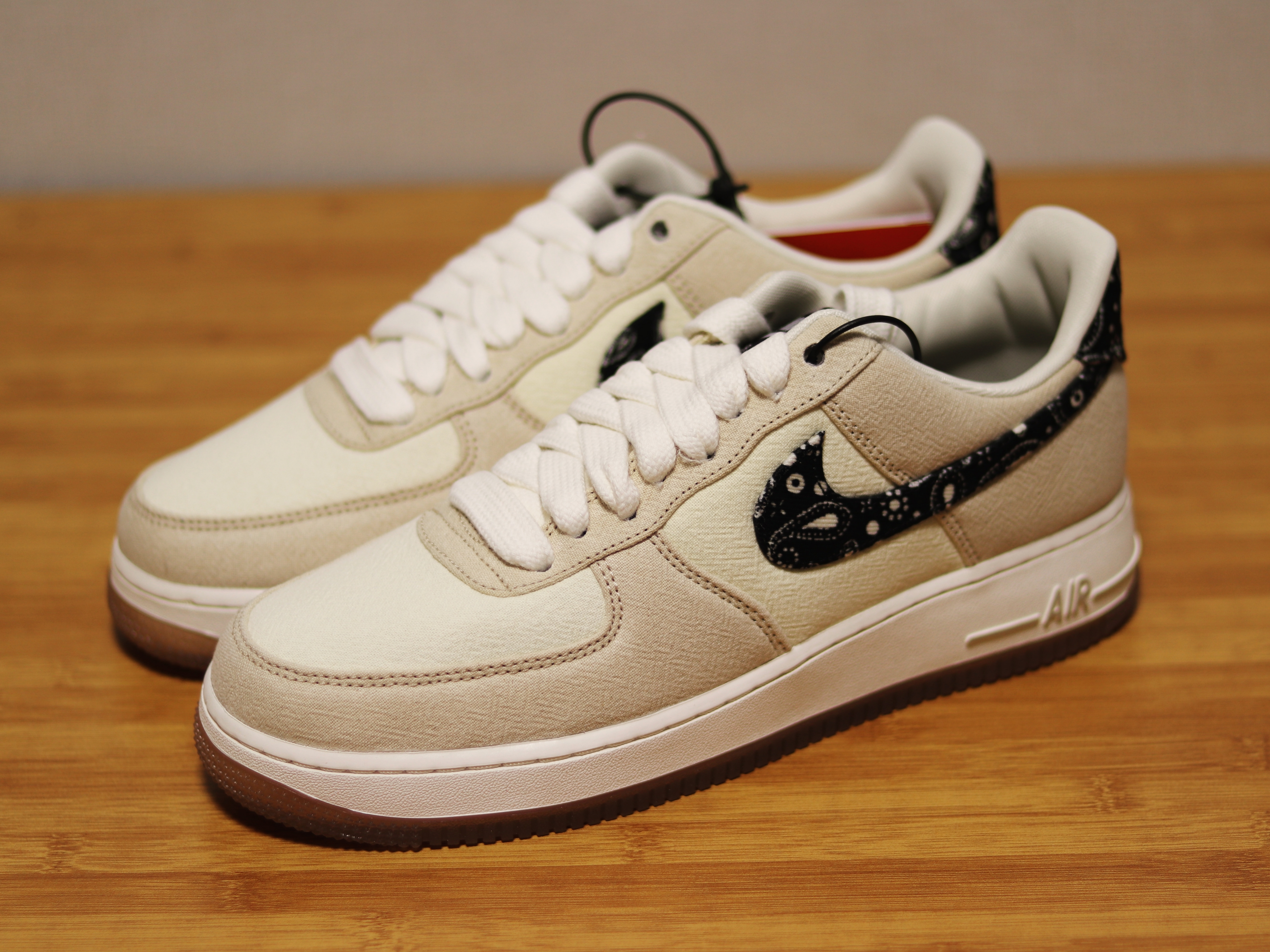 Nike Air Force 1 '07 LV8 Paisley Swoosh 착용 스타일