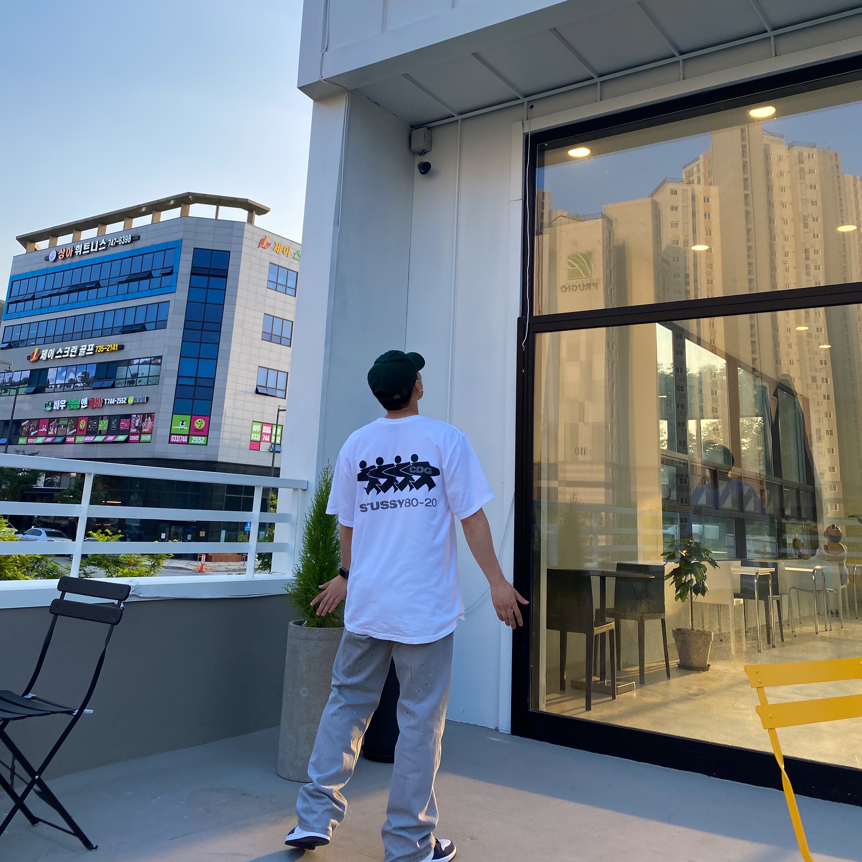 Stussy x CDG Surfman T-Shirt White, Jordan 1 Retro High OG CO.JP Midnight Navy 착용 스타일 - 3