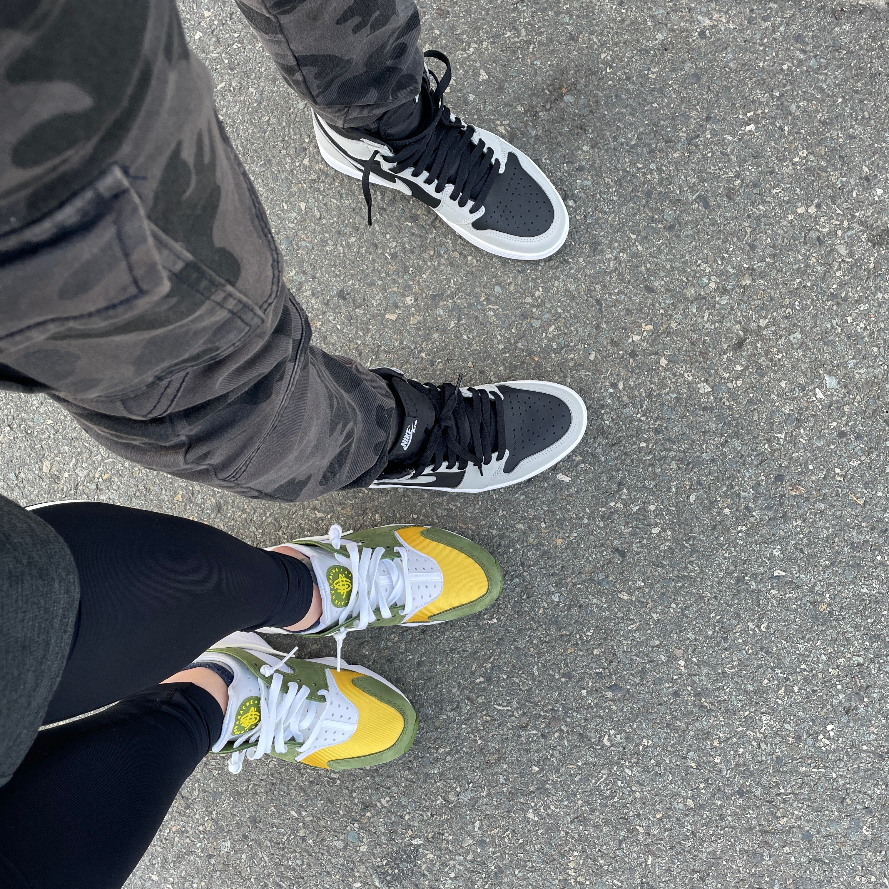 Jordan 1 Retro High OG Shadow 2.0, Nike x Stussy Air Huarache LE Dark Olive 착용 스타일 - 3