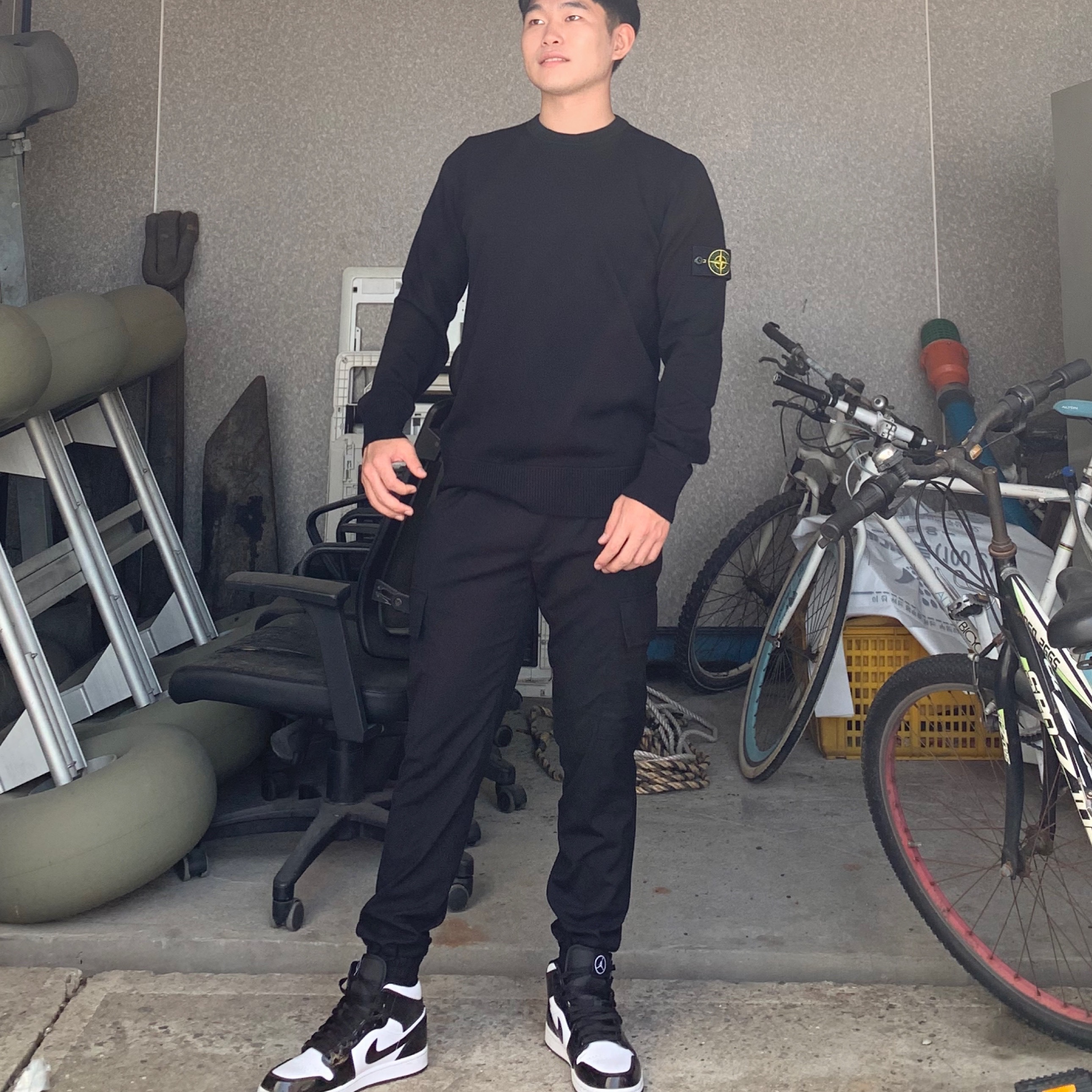 Jordan 1 Mid SE ASW Black, Stone Island 64450 Long Sleeve Crewneck Sweatshirt Black - 21SS 착용 스타일