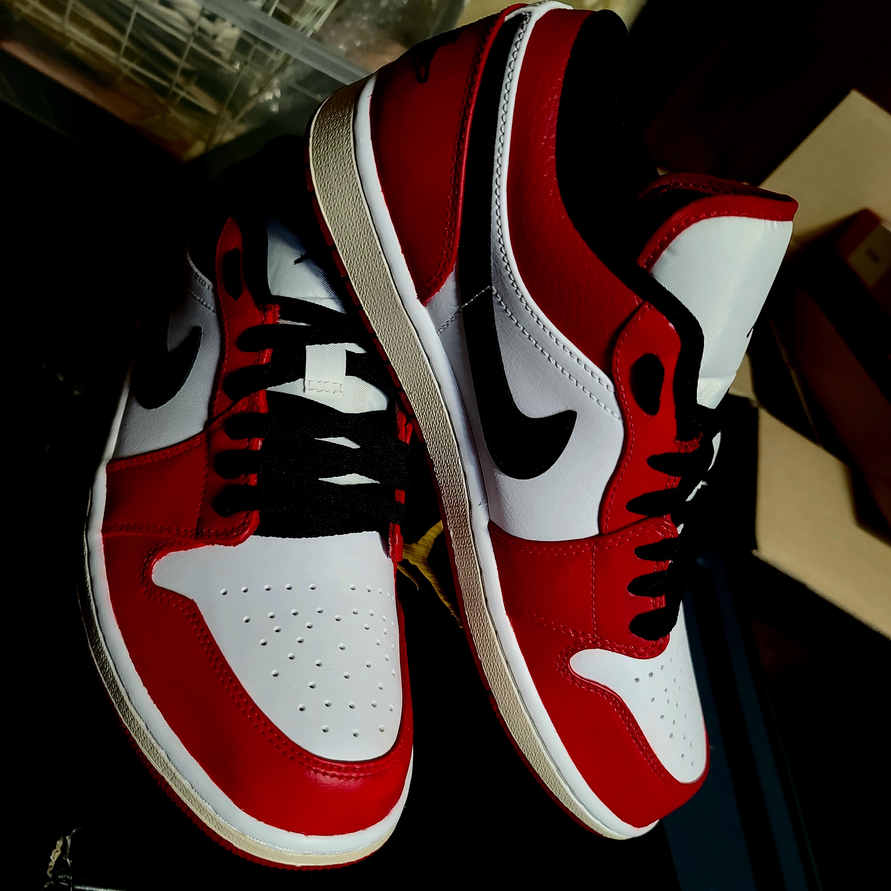 Jordan 1 Low White Red Black 착용 스타일 - 3