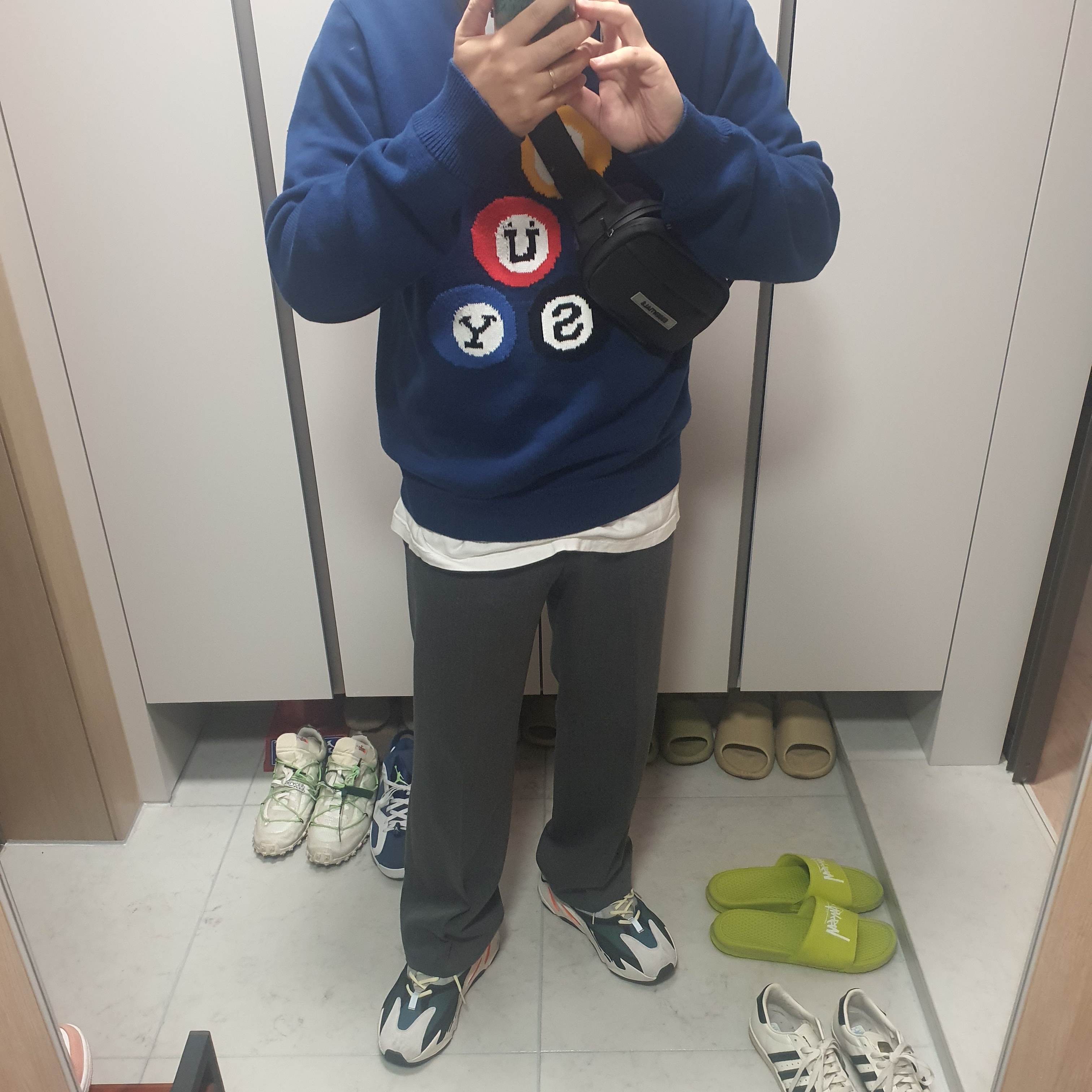 Adidas Yeezy Boost 700 Wave Runner Solid Grey 2017/2019, Stussy Billiard Sweater Navy 착용 스타일