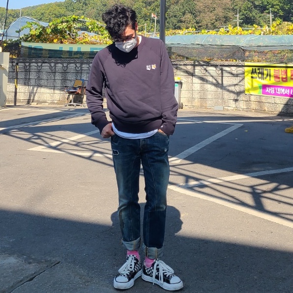 Maison Mihara Yasuhiro Peterson OG Sole Canvas Low Sneakers Black White, Maison Kitsune Double Fox Head Patch Classic Sweatshirt Anthracite 착용 스타일 - 1