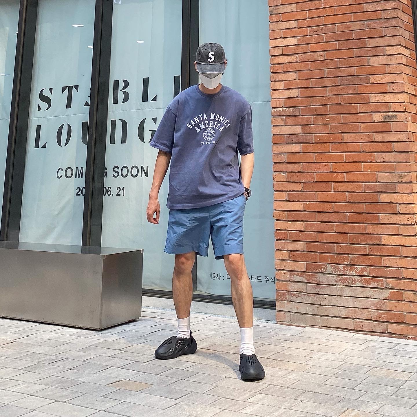 Adidas Yeezy Foam RNNR Mineral Blue, Supreme Pigment Print S Logo 6-Panel Black - 20SS 착용 스타일 - 1