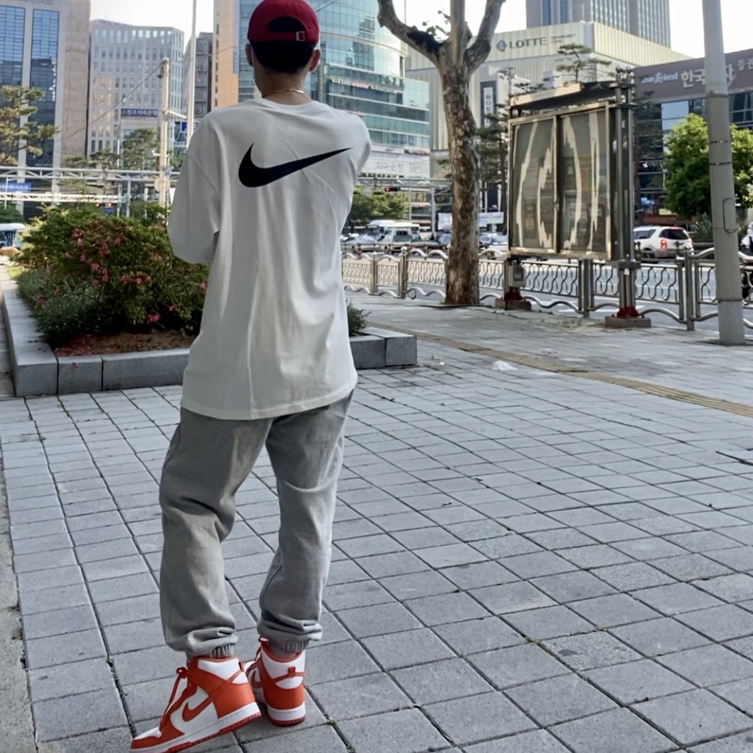 Nike Dunk High Retro Orange Blaze, Nike x Stussy Big Swoosh LS T-Shirt White - Asia 착용 스타일 - 2
