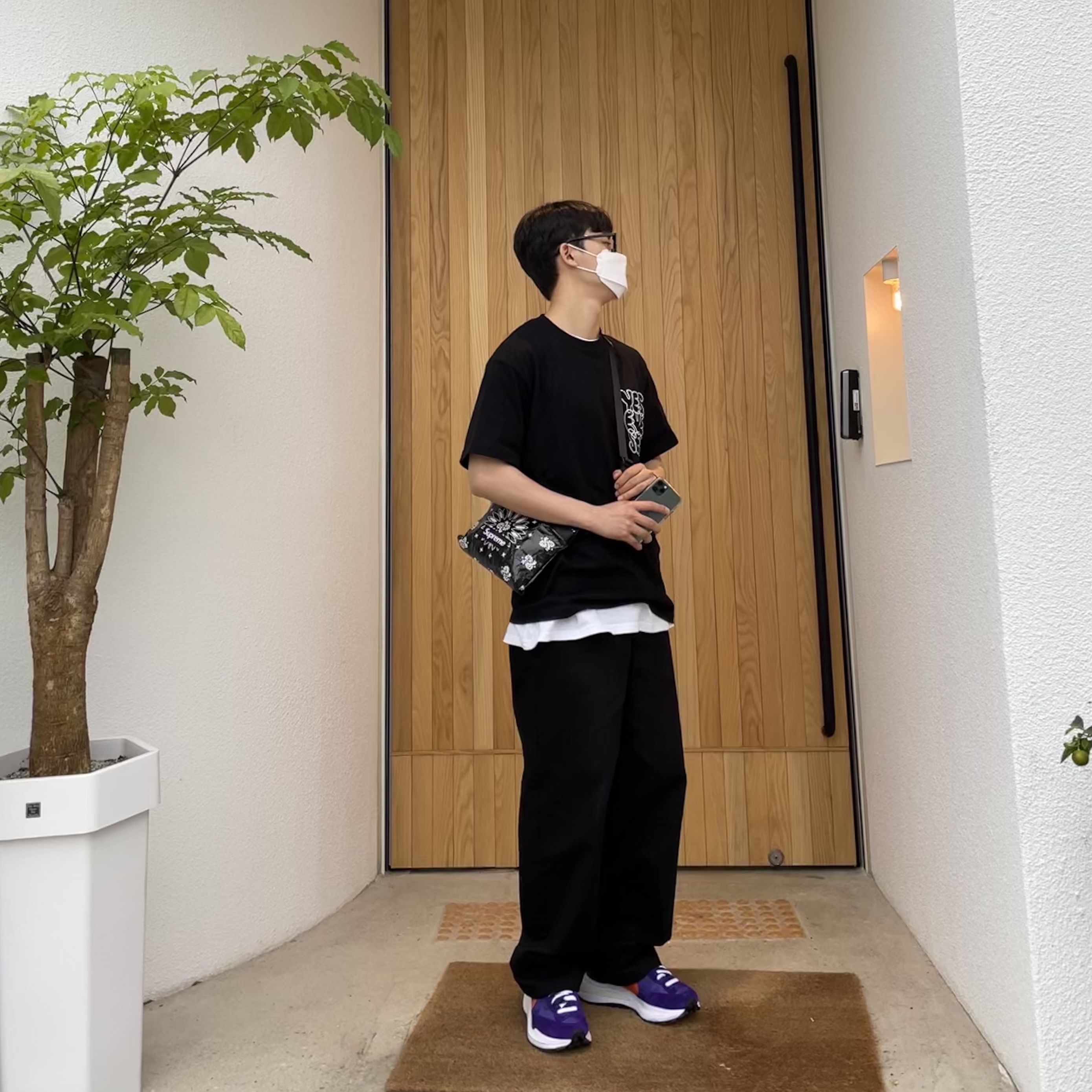Supreme Bandana Tarp Side Bag Black - 21SS, Nike x Sacai VaporWaffle Dark Iris 착용 스타일