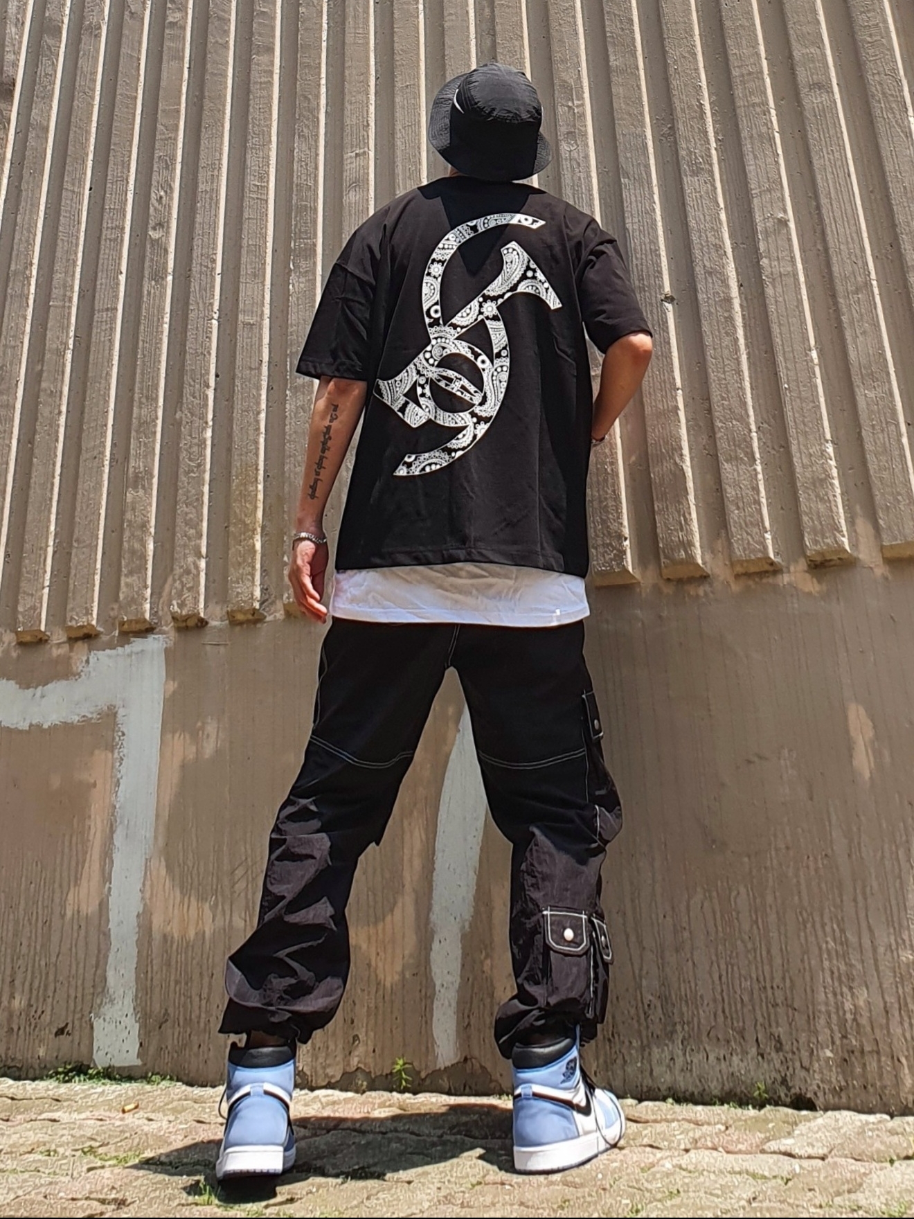 Nike x Stussy Bucket Hat Black, Jordan 1 Retro High OG University Blue 착용 스타일