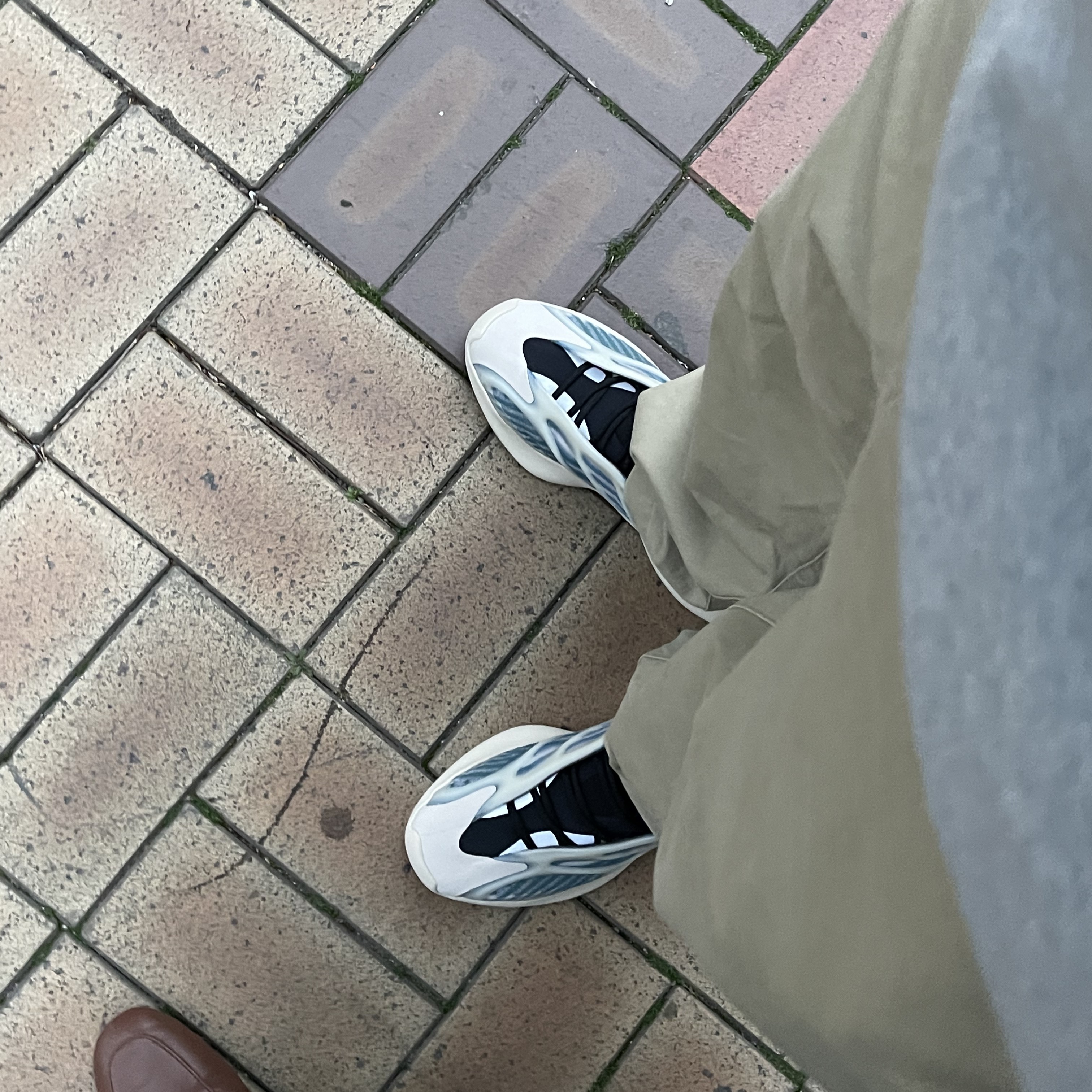 Adidas Yeezy 700 V3 Kyanite 착용 스타일