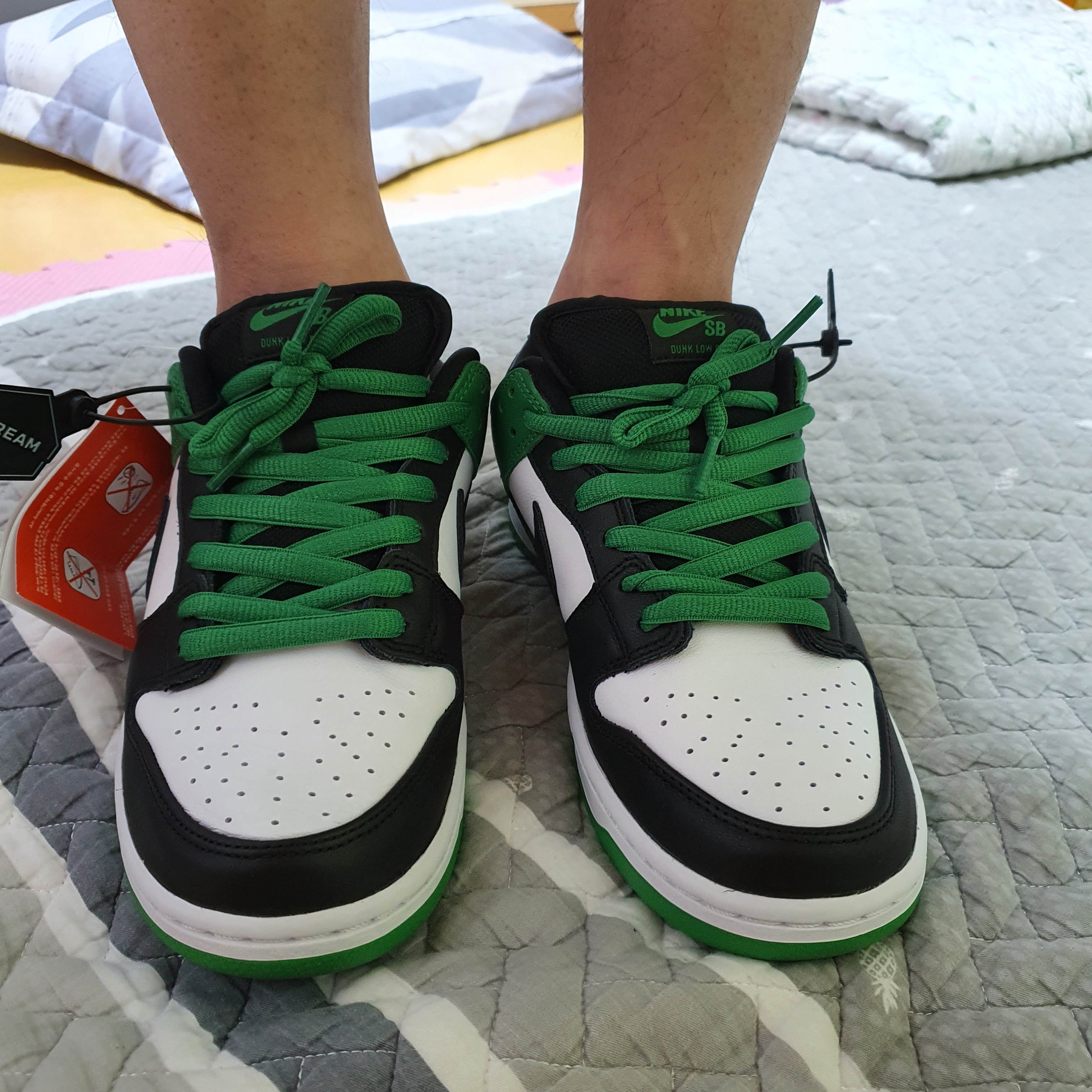 Nike SB Dunk Low Pro Black and Classic Green 착용 스타일 - 1