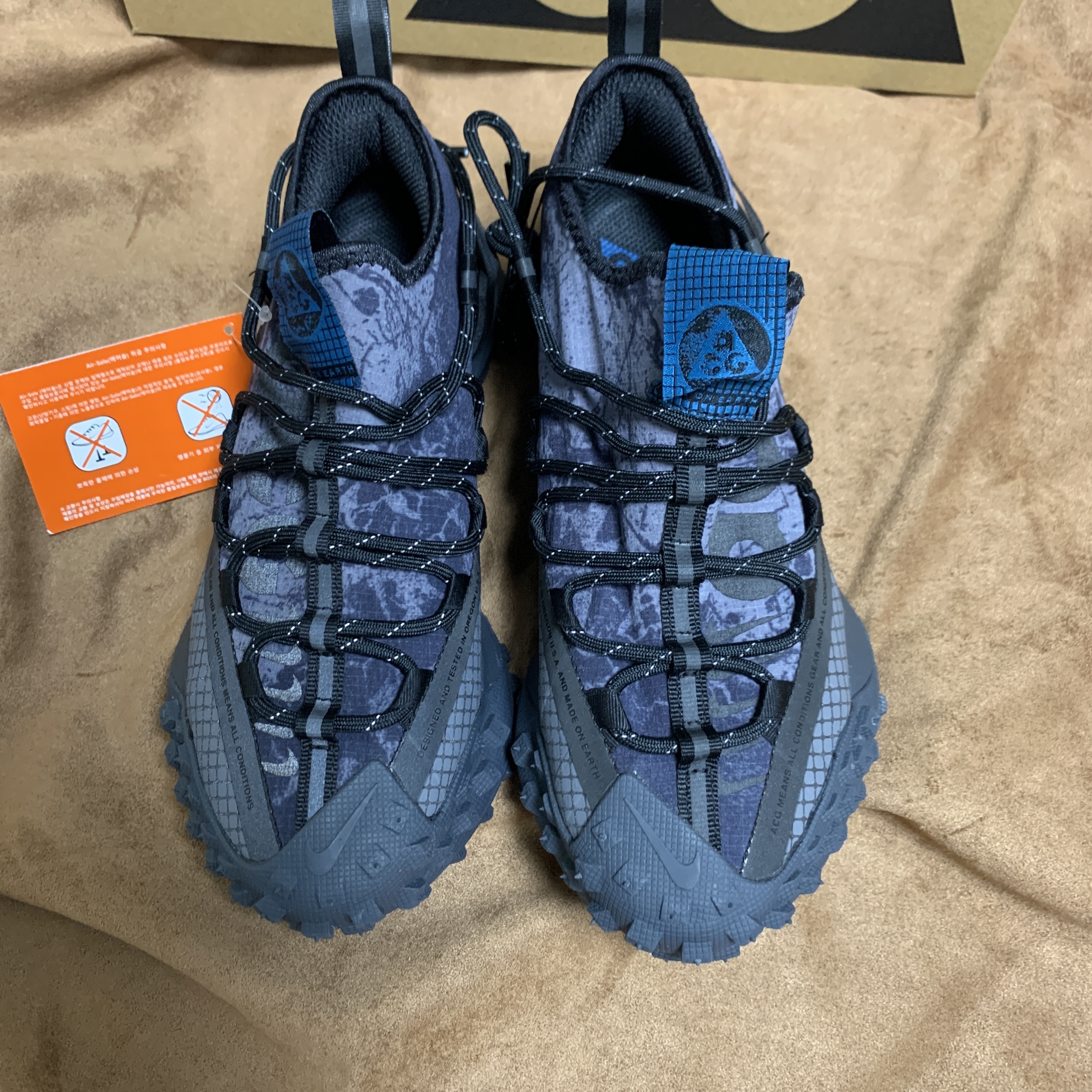 Nike ACG Mountain Fly Low Black 착용 스타일 - 2