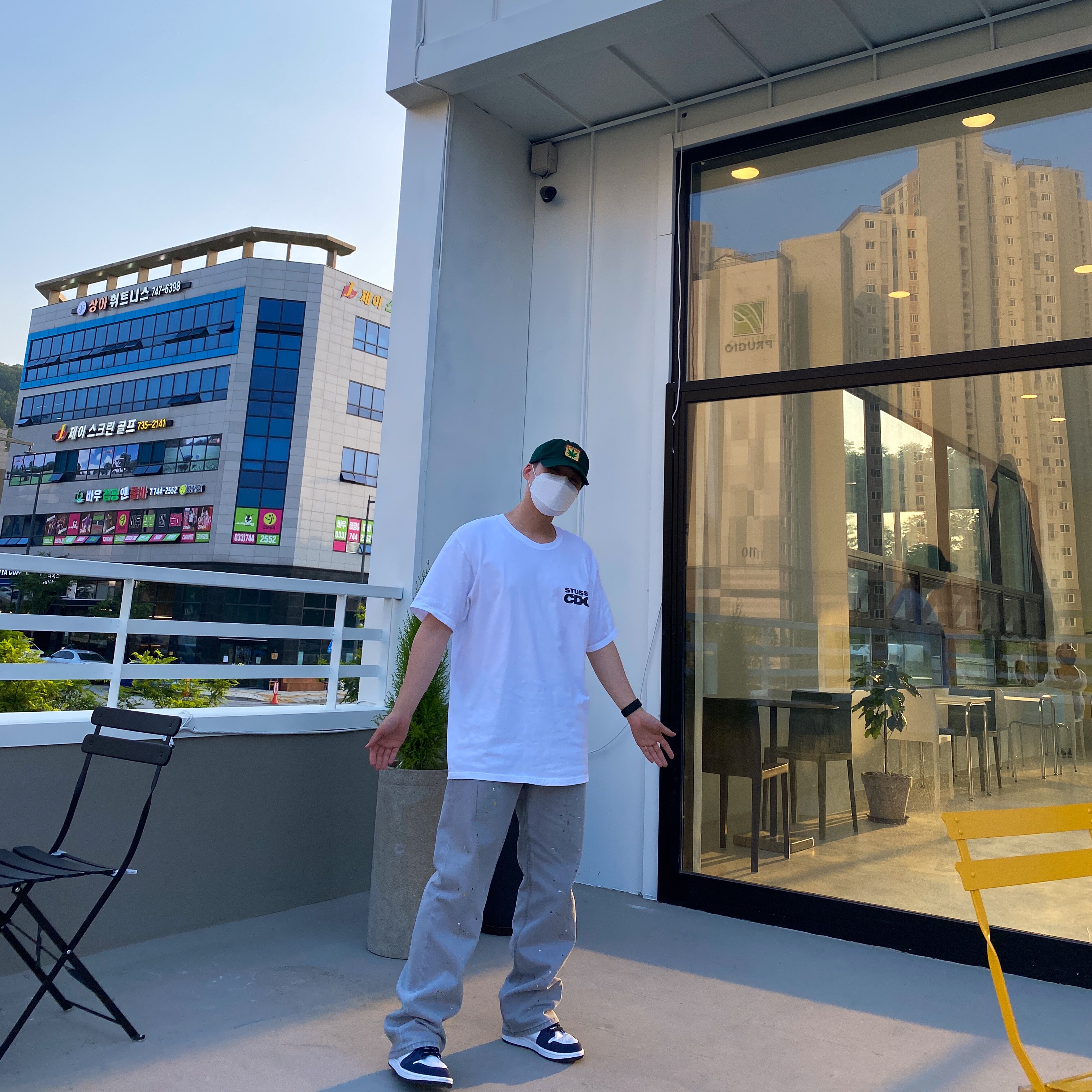 Stussy x CDG Surfman T-Shirt White, Jordan 1 Retro High OG CO.JP Midnight Navy 착용 스타일 - 1