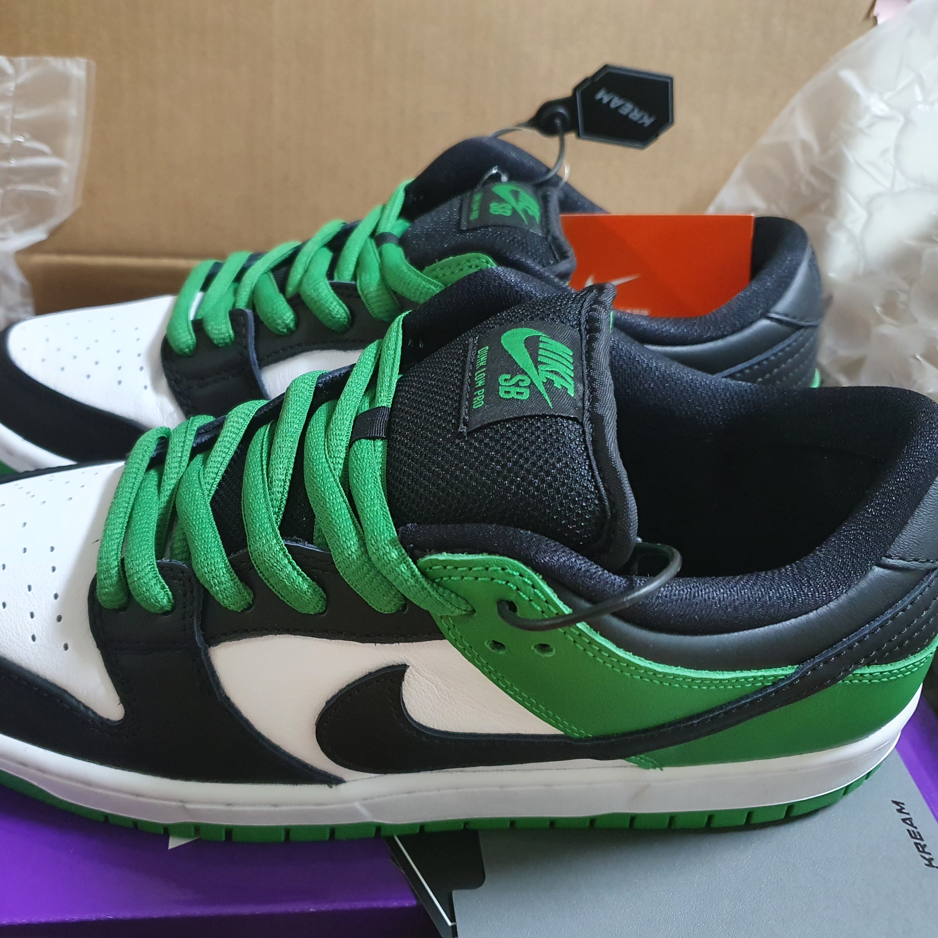 Nike SB Dunk Low Pro Black and Classic Green 착용 스타일 - 4